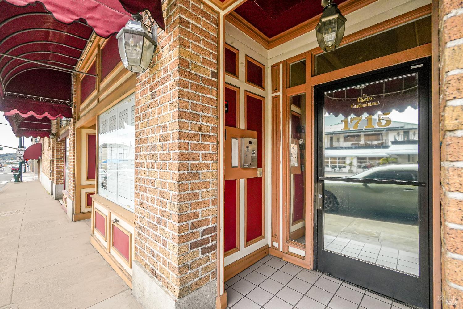 Detail Gallery Image 4 of 12 For 1715 Sonoma Apt Blvd #212,  Vallejo,  CA 94590 - 1 Beds | 1 Baths