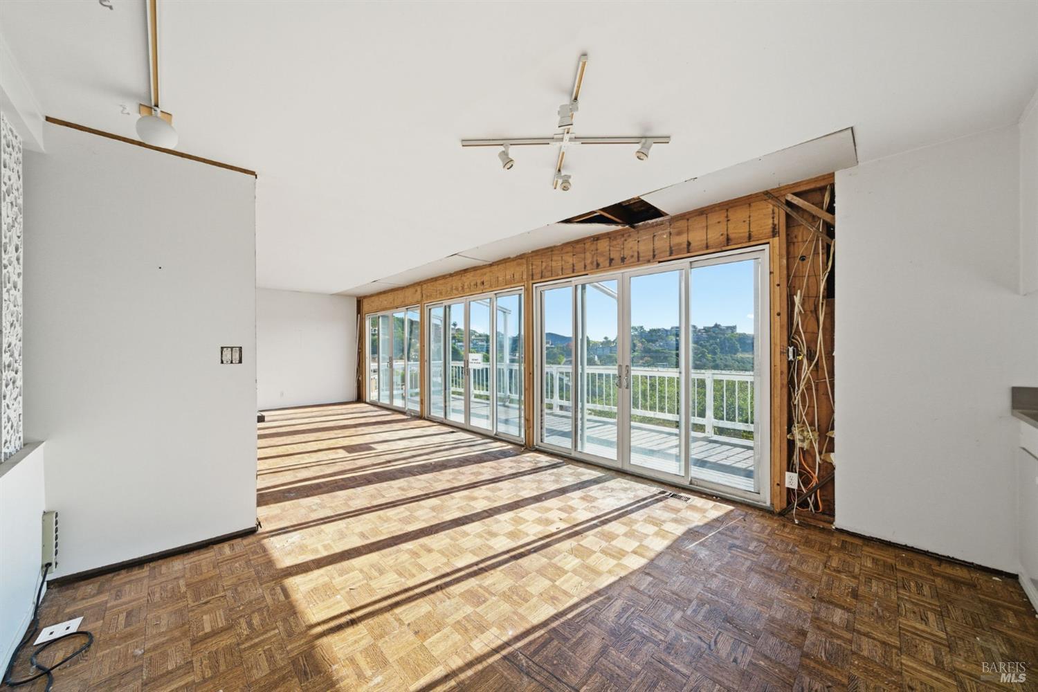 Detail Gallery Image 6 of 22 For 101 Round Hill Rd, Tiburon,  CA 94920 - 3 Beds | 1/1 Baths