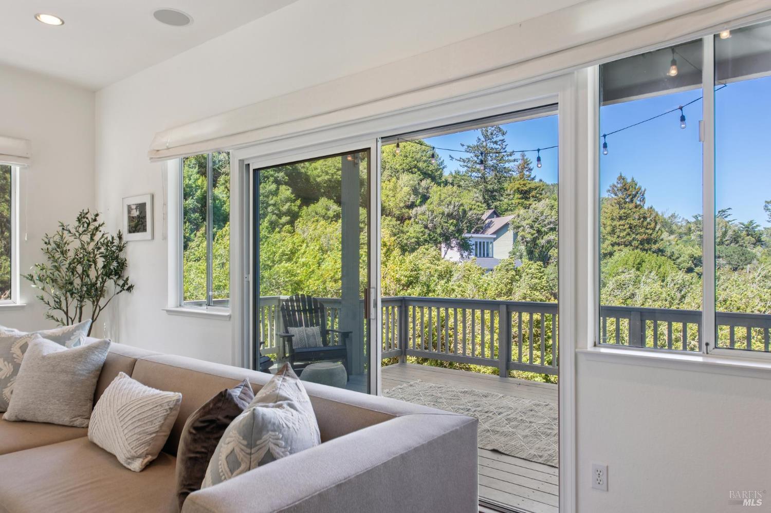 Detail Gallery Image 5 of 41 For 70 Madrone Park Cir, Mill Valley,  CA 94941 - 4 Beds | 2/1 Baths