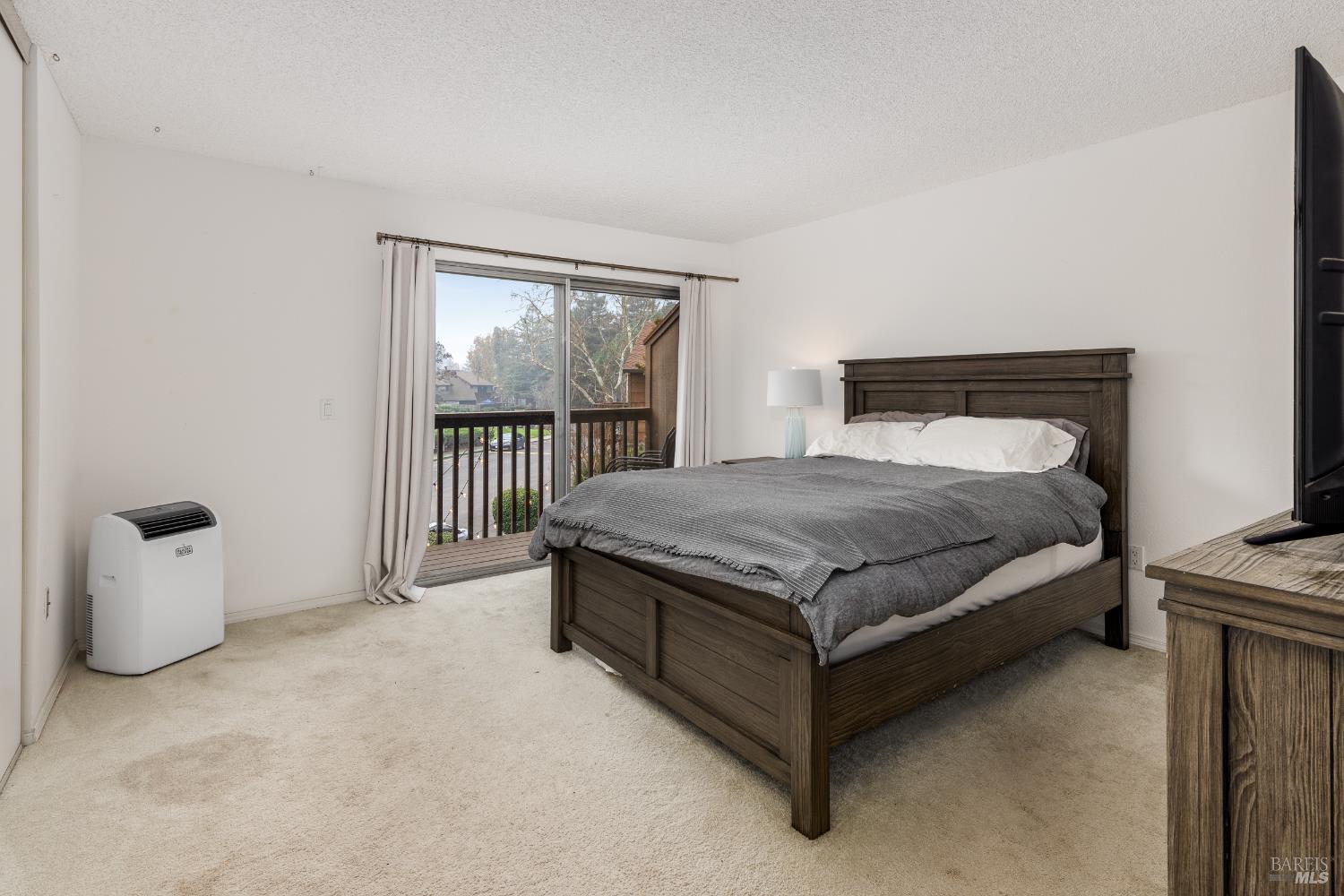Detail Gallery Image 11 of 17 For 1430 Parkway Dr, Rohnert Park,  CA 94928 - 2 Beds | 1/1 Baths