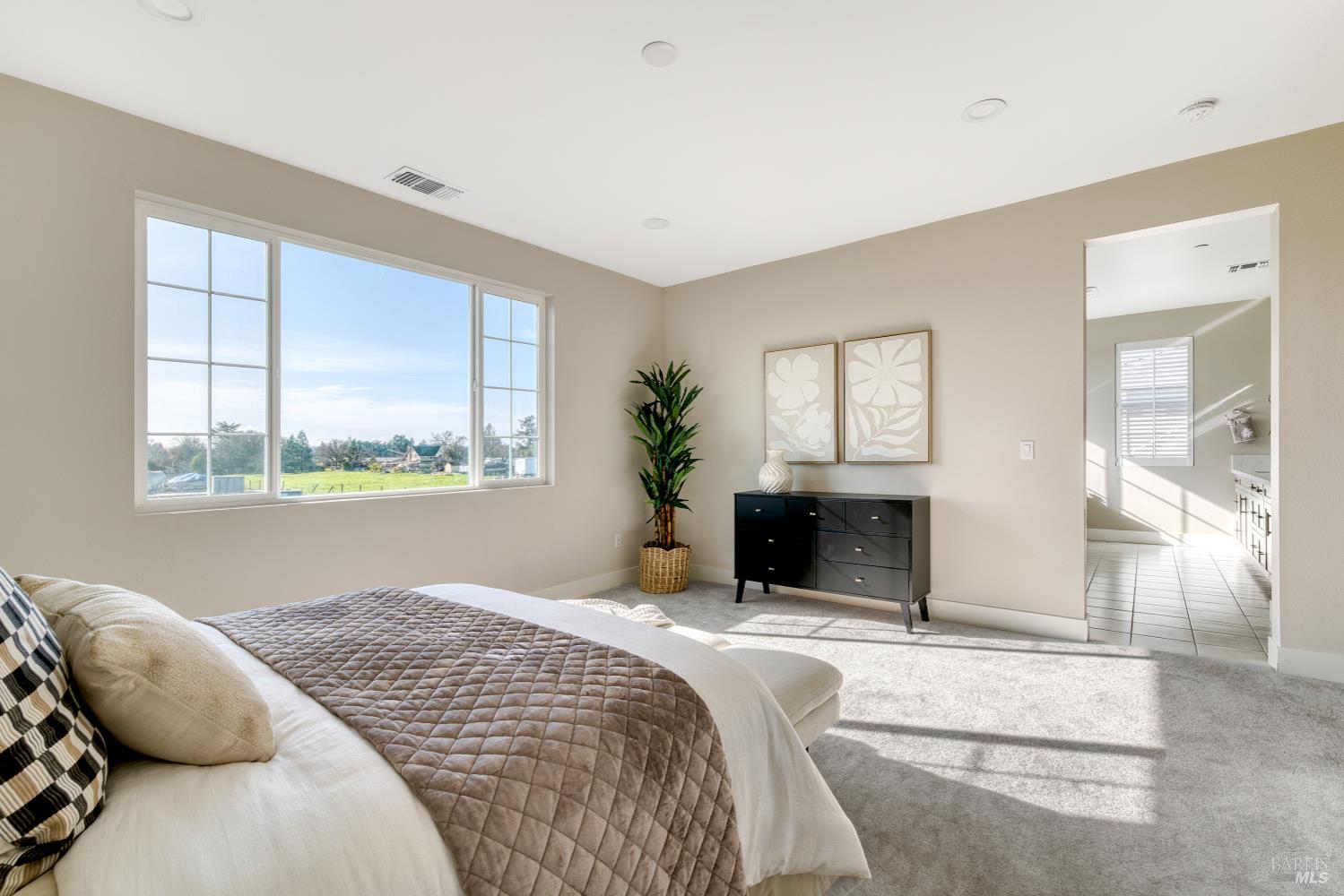 Detail Gallery Image 12 of 37 For 2733 Amora Ct, Santa Rosa,  CA 95407 - 4 Beds | 3/1 Baths