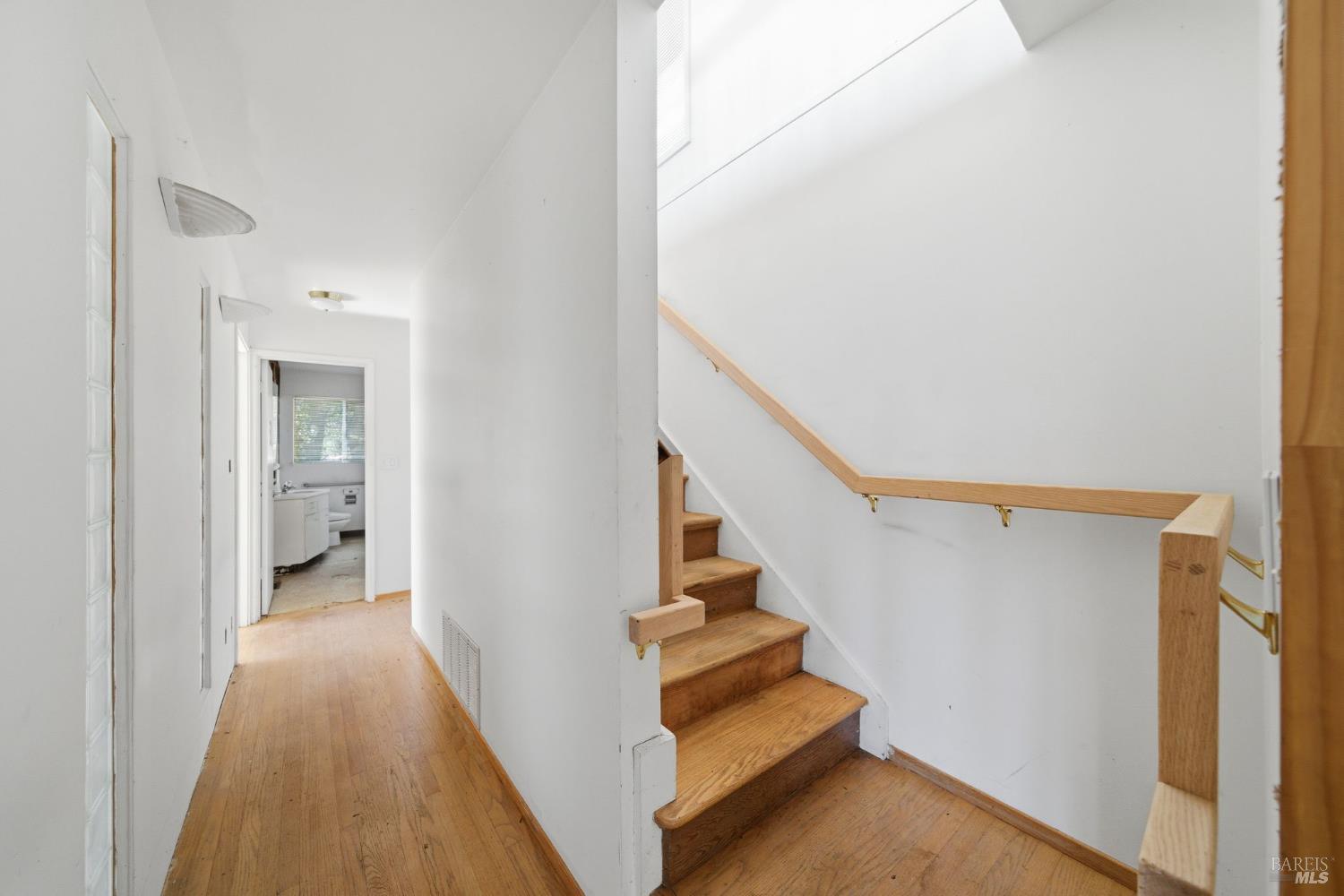 Detail Gallery Image 18 of 22 For 101 Round Hill Rd, Tiburon,  CA 94920 - 3 Beds | 1/1 Baths