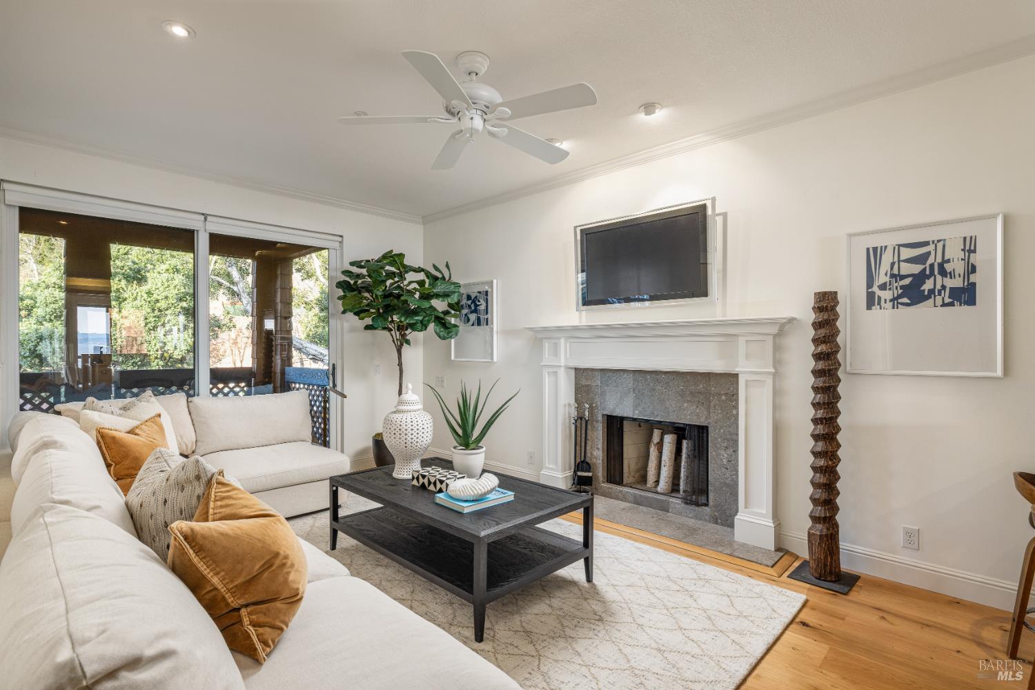 Detail Gallery Image 16 of 55 For 403 Paradise Dr, Tiburon,  CA 94920 - 3 Beds | 2/1 Baths