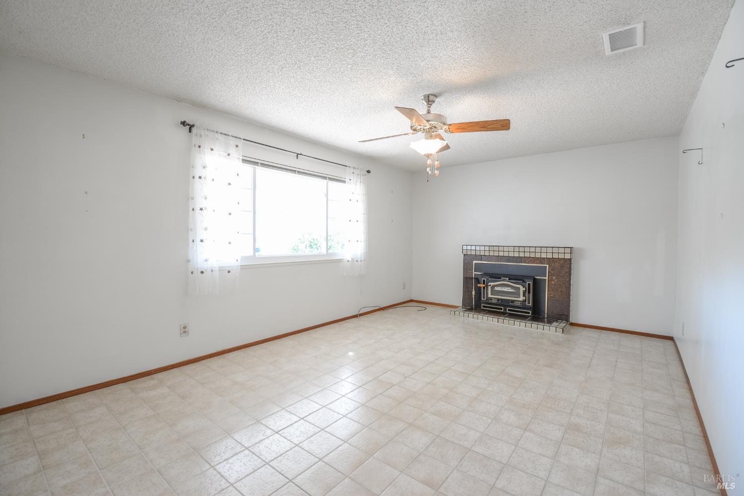 Detail Gallery Image 5 of 38 For 2135 via Alta Ct, Benicia,  CA 94510 - 2 Beds | 2 Baths