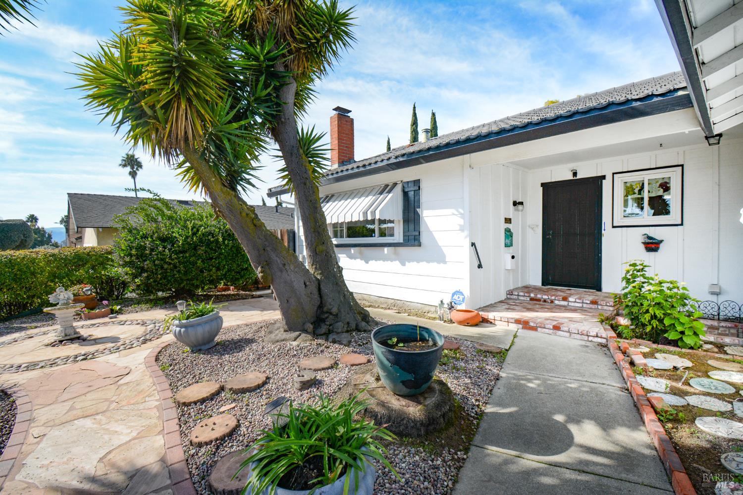 Detail Gallery Image 4 of 38 For 2135 via Alta Ct, Benicia,  CA 94510 - 2 Beds | 2 Baths