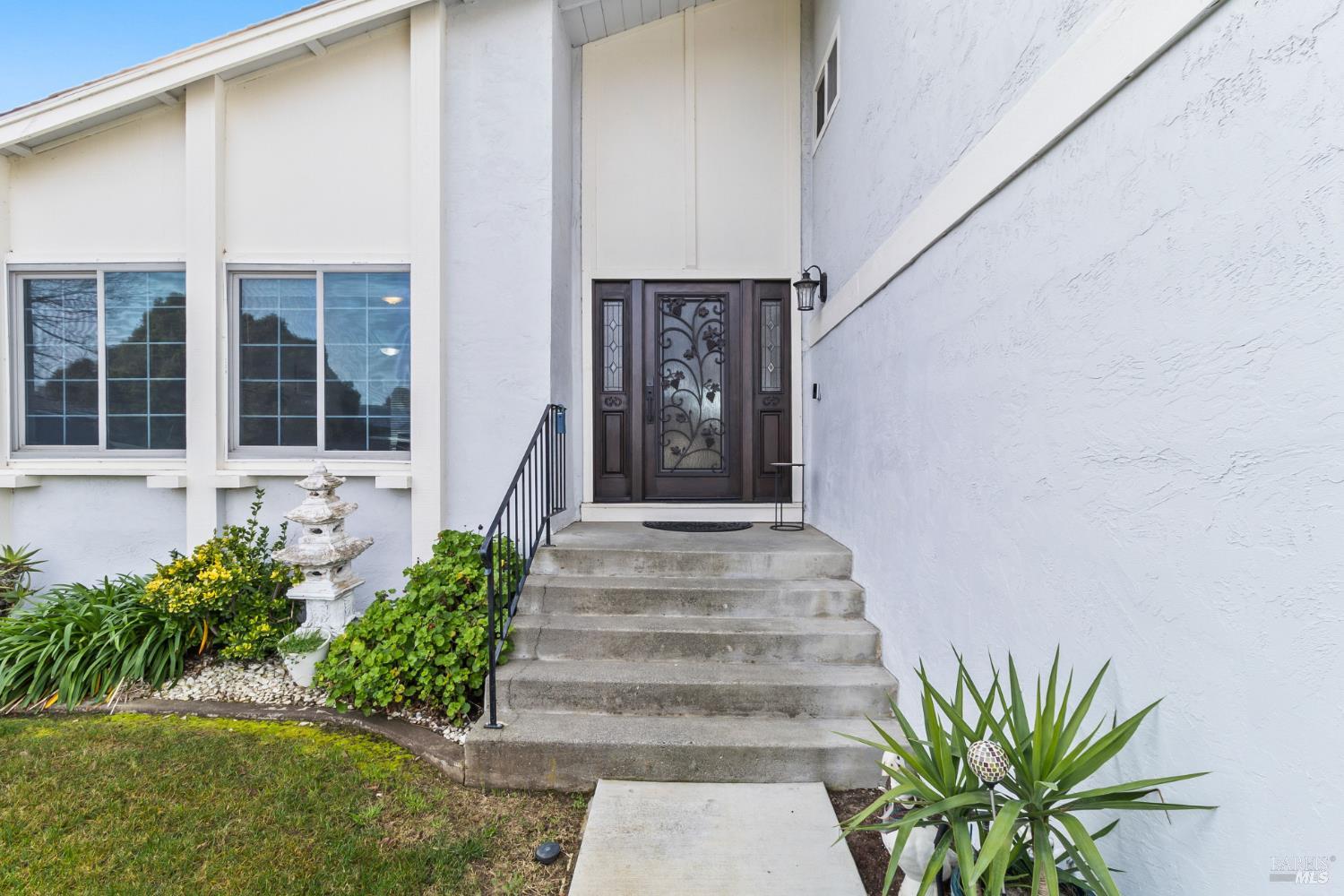 Detail Gallery Image 3 of 50 For 160 Bristol Dr, Vacaville,  CA 95687 - 4 Beds | 2/1 Baths