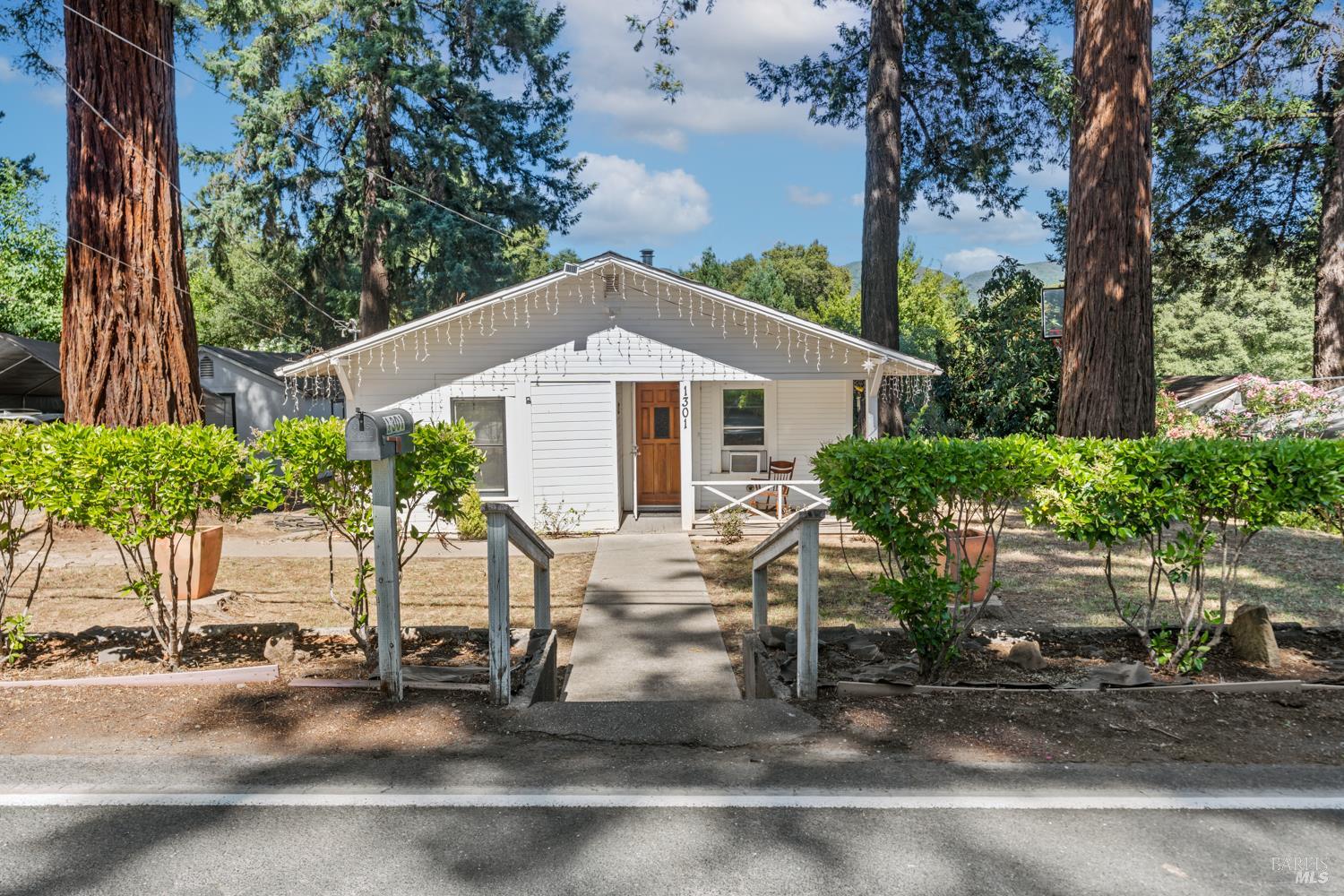 Detail Gallery Image 2 of 26 For 1301 Knob Hill Rd, Ukiah,  CA 95482 - 1 Beds | 1 Baths