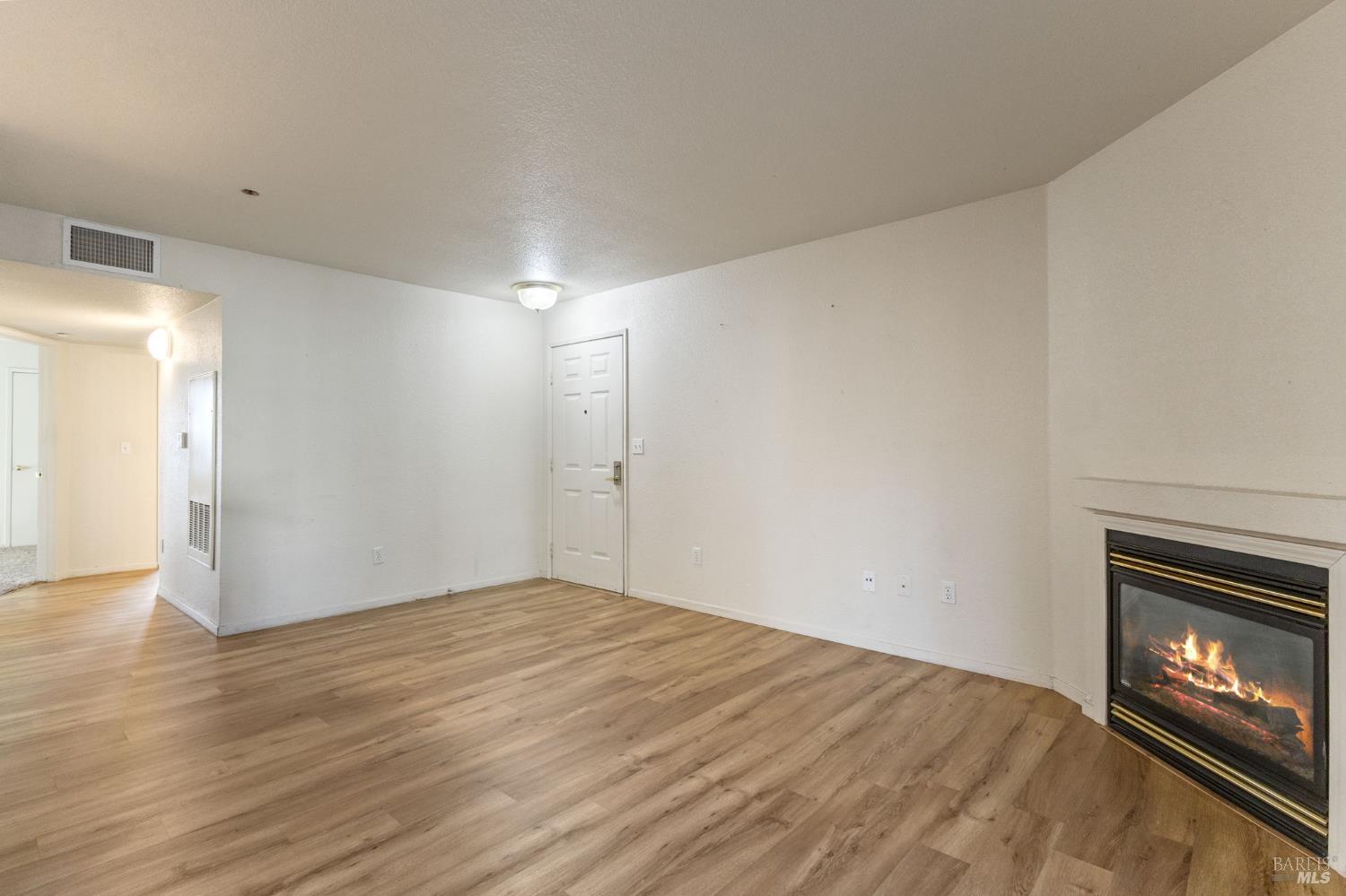 Detail Gallery Image 9 of 22 For 2001 Eastwood Dr #11,  Vacaville,  CA 95687 - 2 Beds | 1 Baths