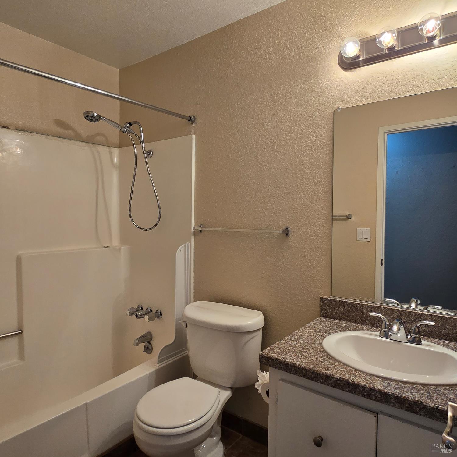 Detail Gallery Image 6 of 11 For 2031 California Dr, Vacaville,  CA 95687 - 2 Beds | 2 Baths