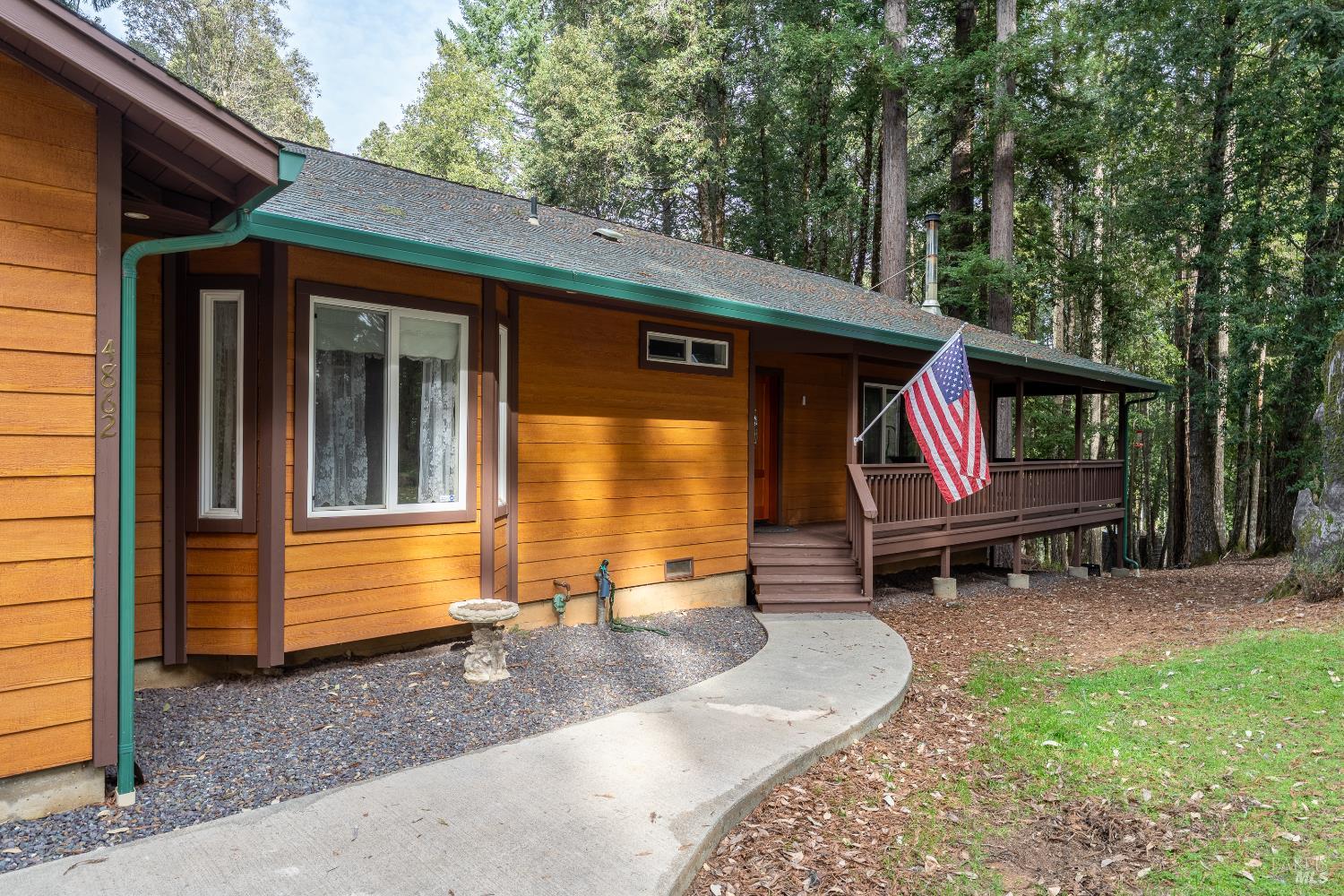 Detail Gallery Image 2 of 31 For 4862 Blue Lake Rd, Willits,  CA 95490 - 3 Beds | 2 Baths