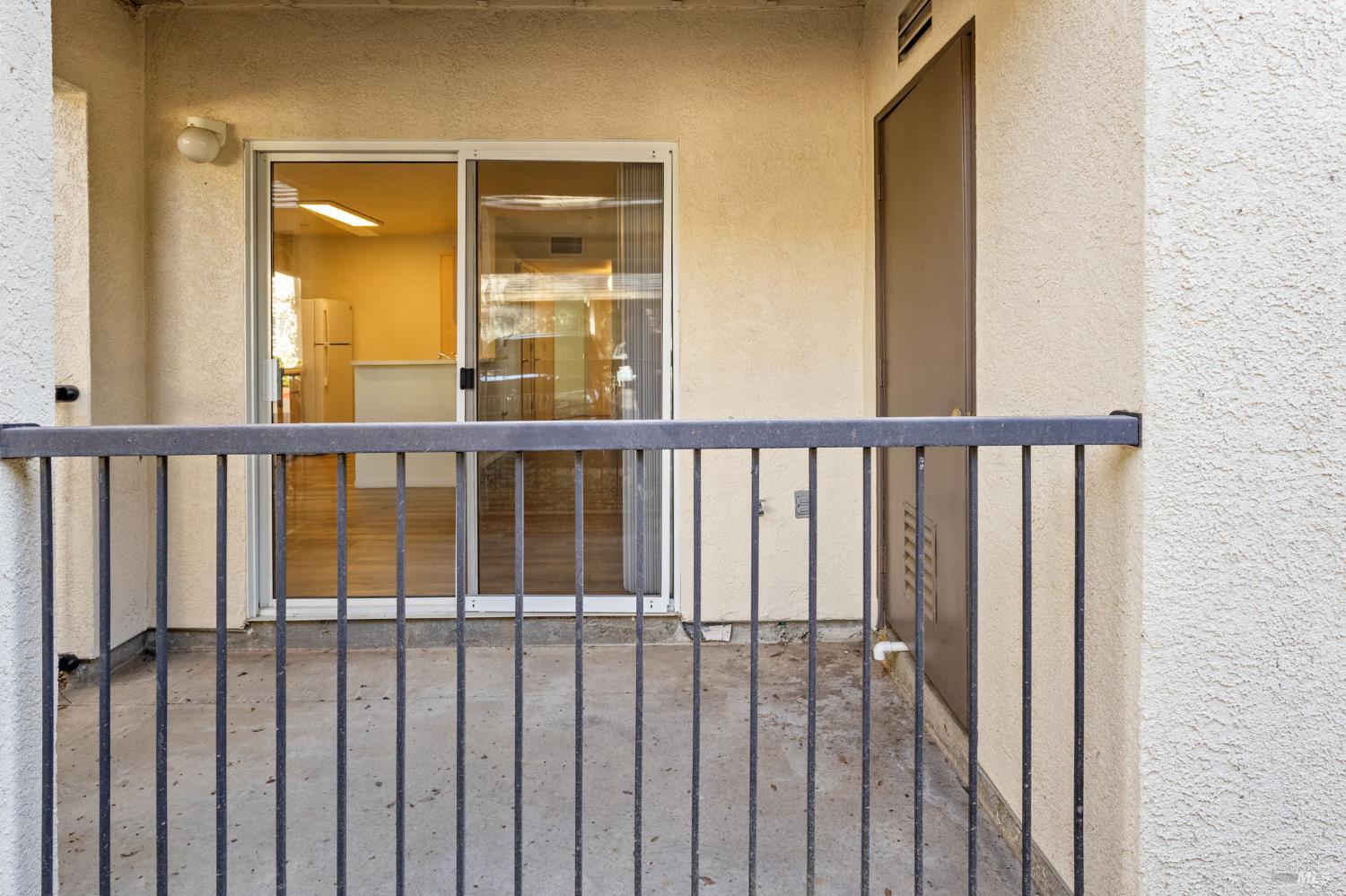 Detail Gallery Image 4 of 22 For 2001 Eastwood Dr #11,  Vacaville,  CA 95687 - 2 Beds | 1 Baths