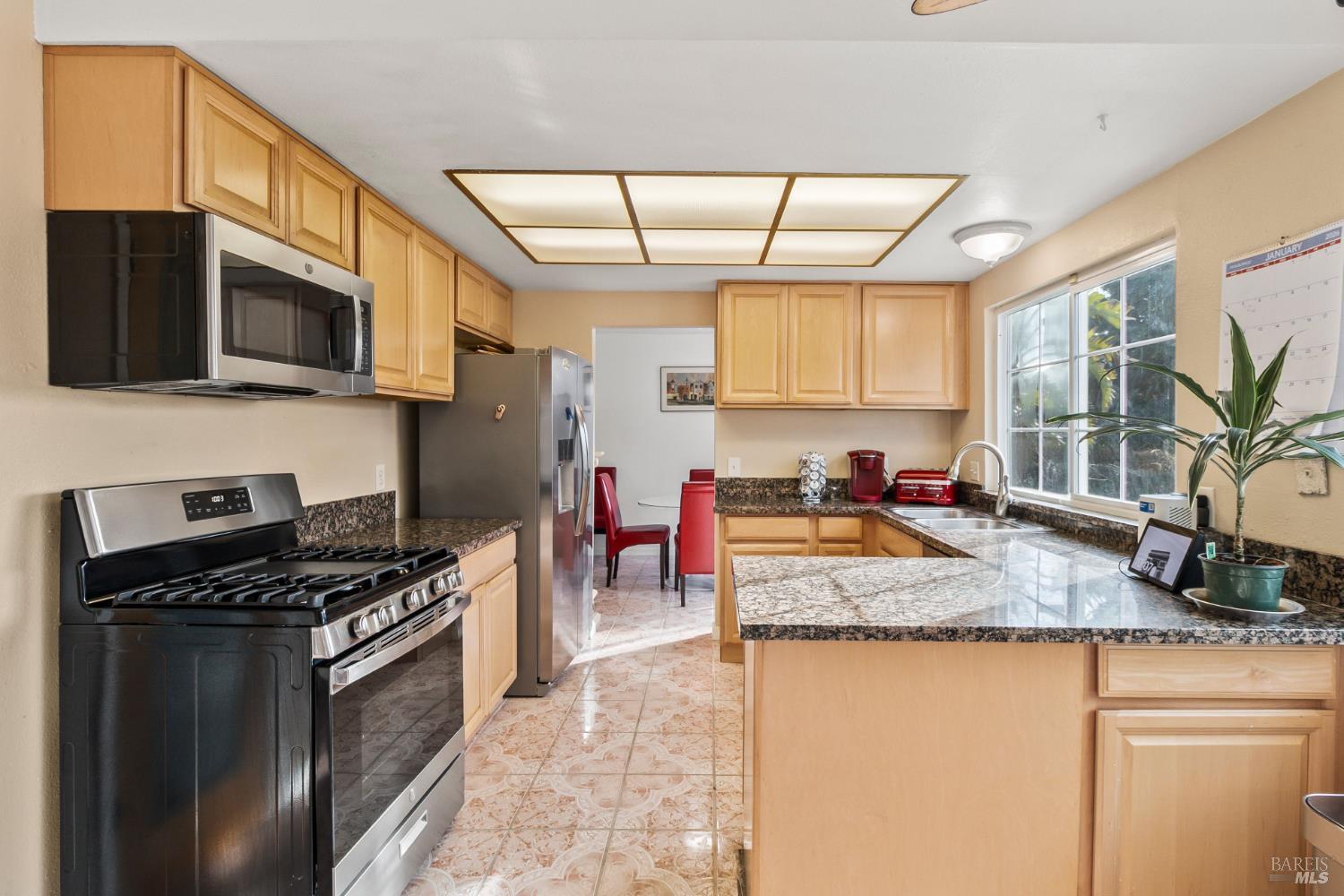 Detail Gallery Image 13 of 50 For 160 Bristol Dr, Vacaville,  CA 95687 - 4 Beds | 2/1 Baths