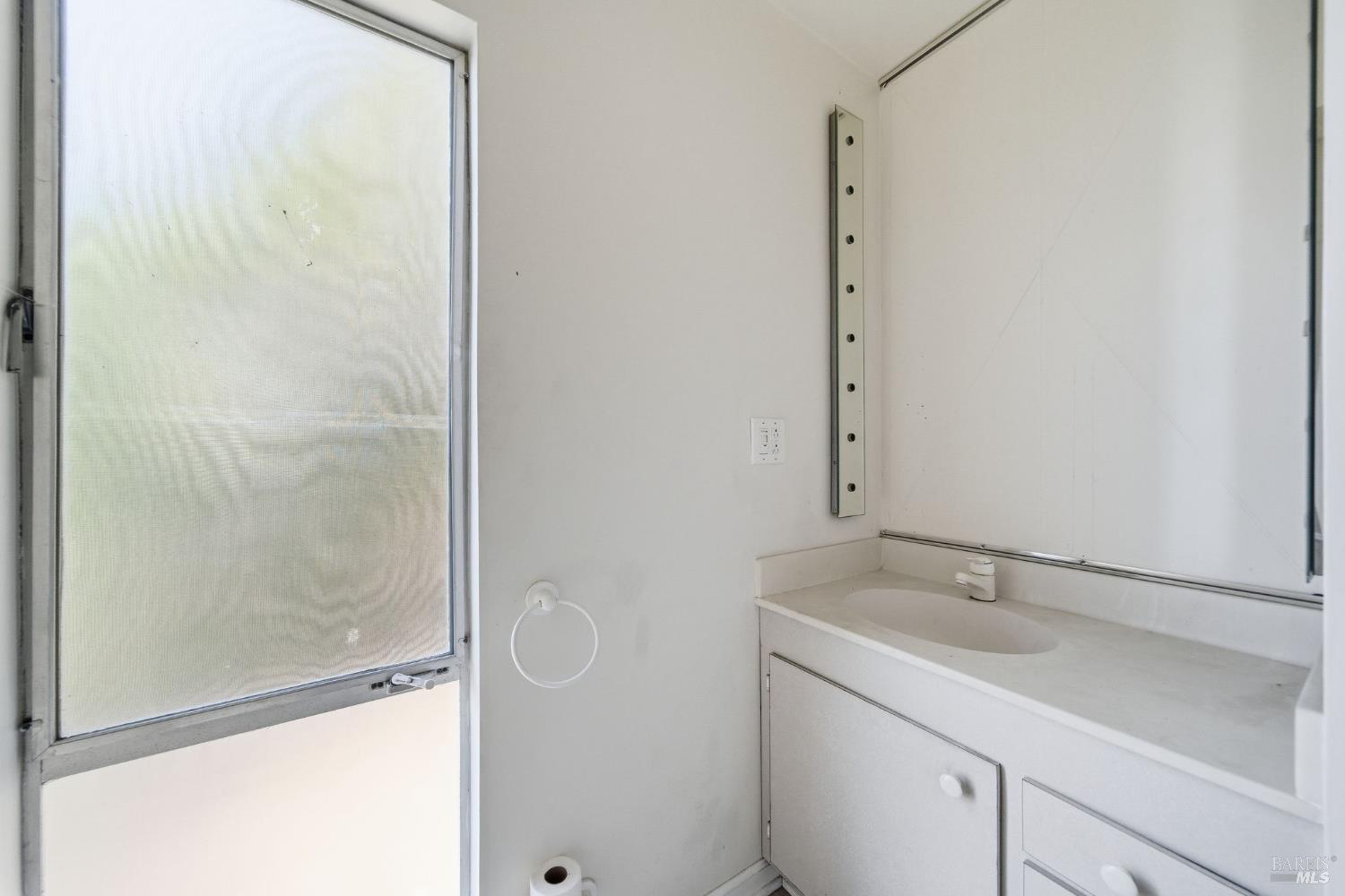 Detail Gallery Image 10 of 22 For 101 Round Hill Rd, Tiburon,  CA 94920 - 3 Beds | 1/1 Baths