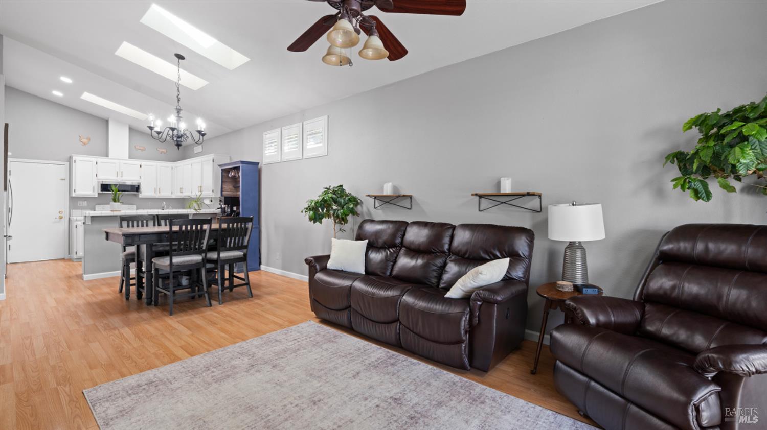 Detail Gallery Image 5 of 29 For 1405 Tillman St, Suisun City,  CA 94585 - 2 Beds | 2 Baths