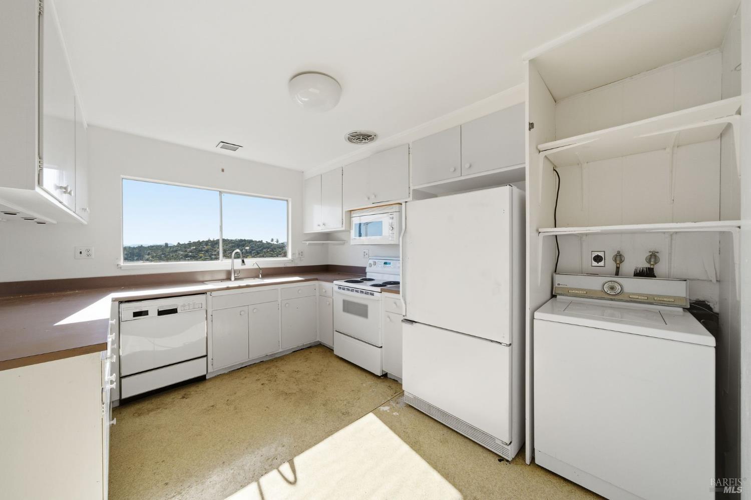 Detail Gallery Image 7 of 22 For 101 Round Hill Rd, Tiburon,  CA 94920 - 3 Beds | 1/1 Baths