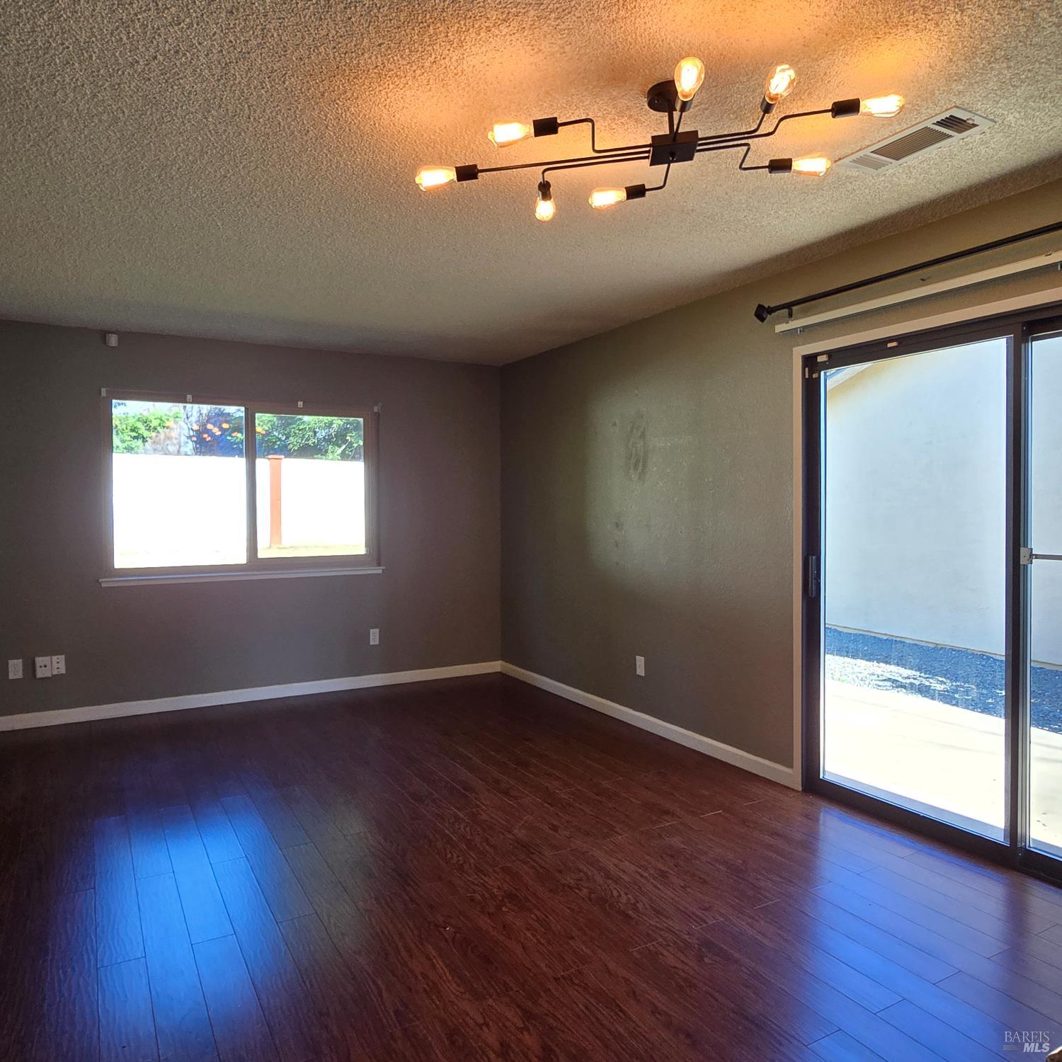 Detail Gallery Image 4 of 11 For 2031 California Dr, Vacaville,  CA 95687 - 2 Beds | 2 Baths