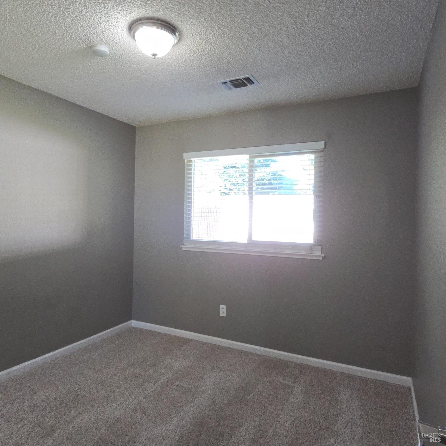 Detail Gallery Image 5 of 11 For 2031 California Dr, Vacaville,  CA 95687 - 2 Beds | 2 Baths