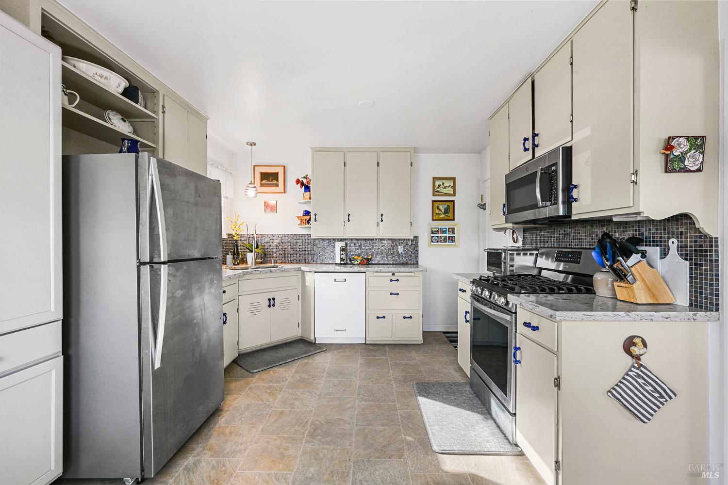 Detail Gallery Image 11 of 52 For 2003 Humboldt St, Santa Rosa,  CA 95404 - 2 Beds | 2 Baths