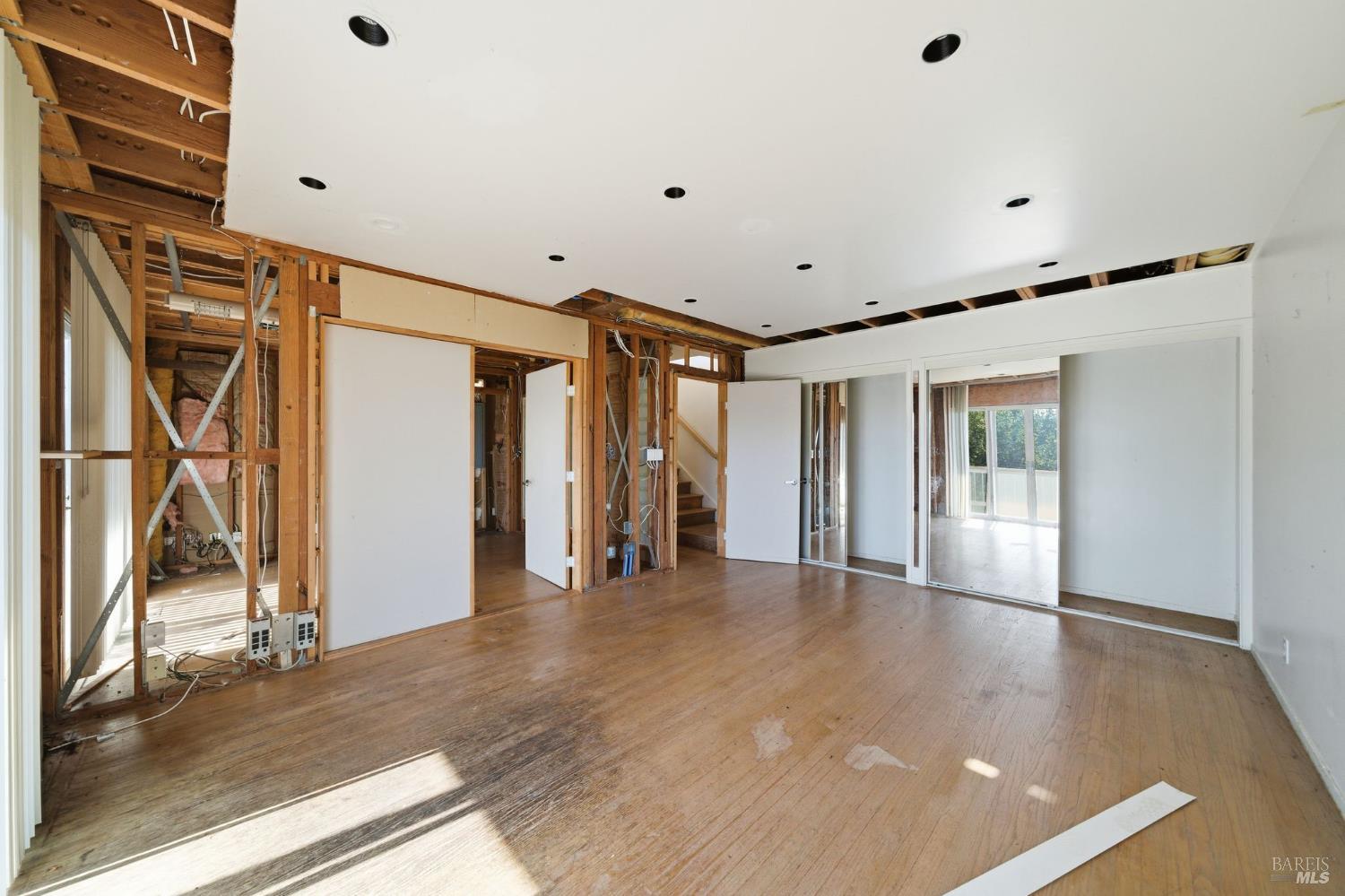 Detail Gallery Image 13 of 22 For 101 Round Hill Rd, Tiburon,  CA 94920 - 3 Beds | 1/1 Baths