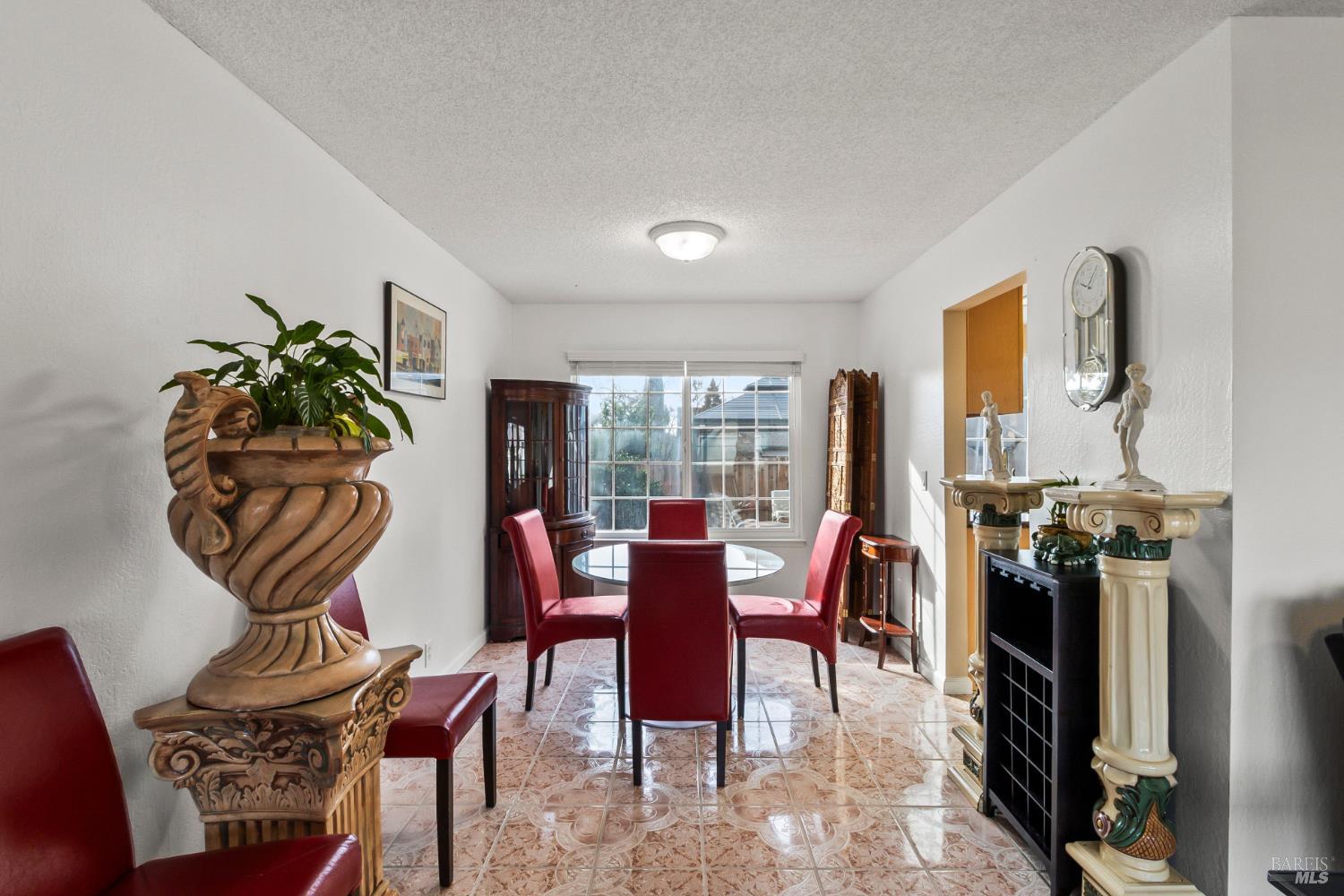 Detail Gallery Image 9 of 50 For 160 Bristol Dr, Vacaville,  CA 95687 - 4 Beds | 2/1 Baths