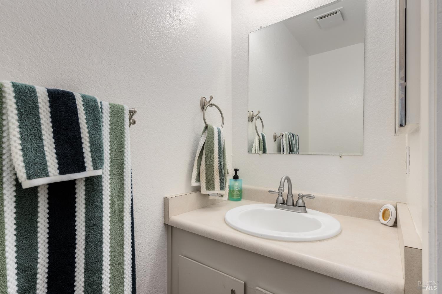 Detail Gallery Image 9 of 17 For 1430 Parkway Dr, Rohnert Park,  CA 94928 - 2 Beds | 1/1 Baths