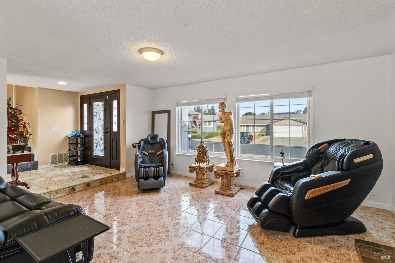 Detail Gallery Image 8 of 50 For 160 Bristol Dr, Vacaville,  CA 95687 - 4 Beds | 2/1 Baths