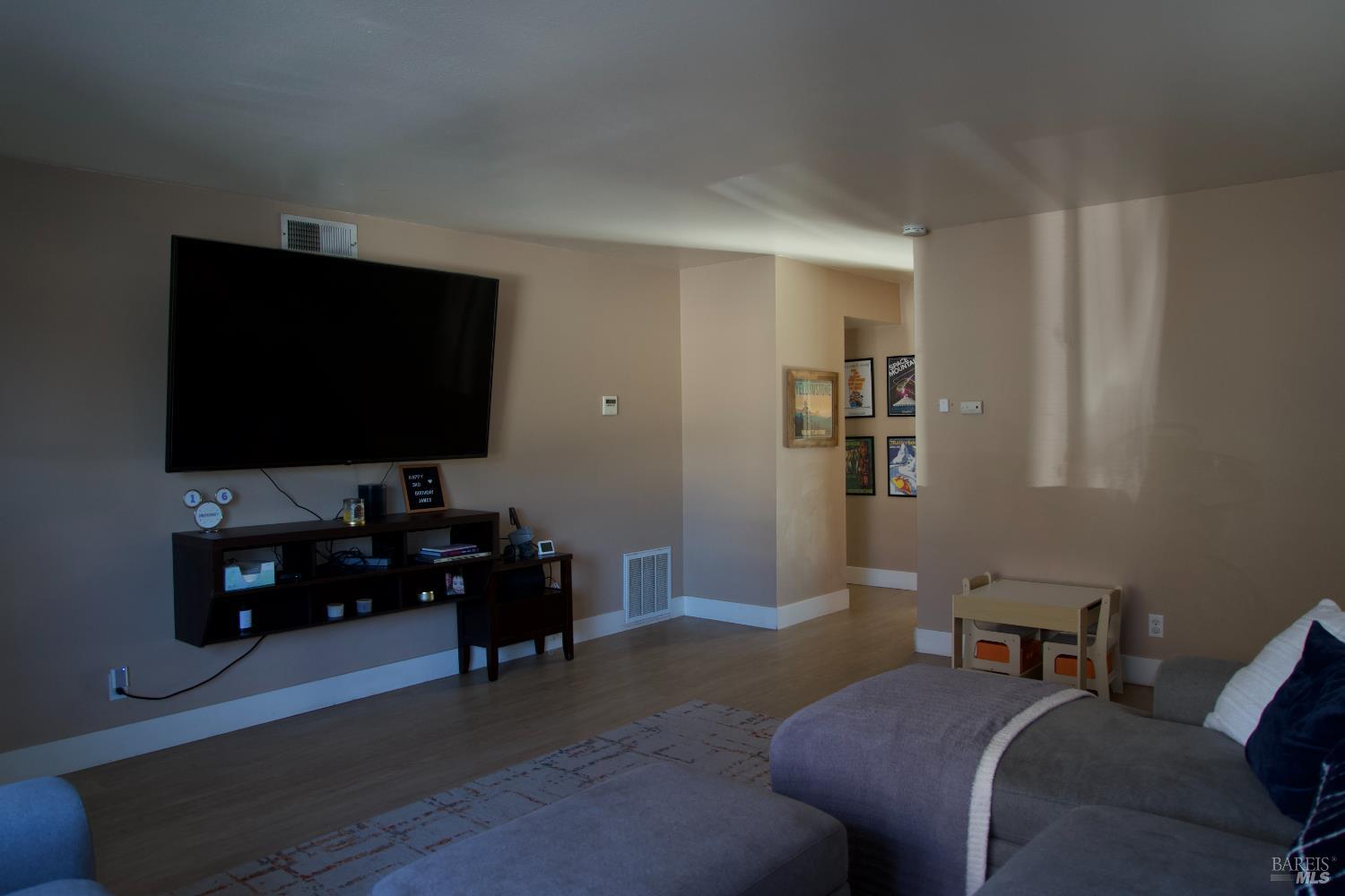 Detail Gallery Image 6 of 32 For 5050 Parkhurst Dr, Santa Rosa,  CA 95409 - 3 Beds | 1 Baths