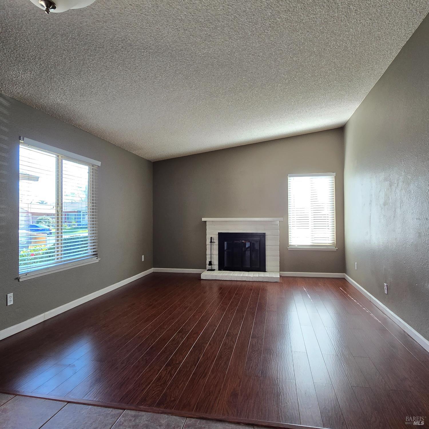 Detail Gallery Image 2 of 11 For 2031 California Dr, Vacaville,  CA 95687 - 2 Beds | 2 Baths