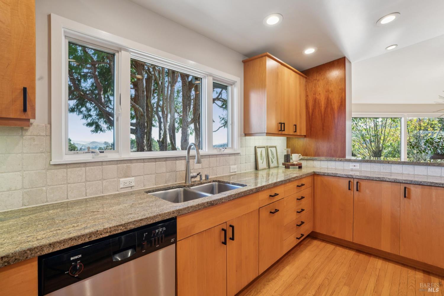 Detail Gallery Image 17 of 41 For 311 Edgewood Ave, Mill Valley,  CA 94941 - 3 Beds | 2 Baths