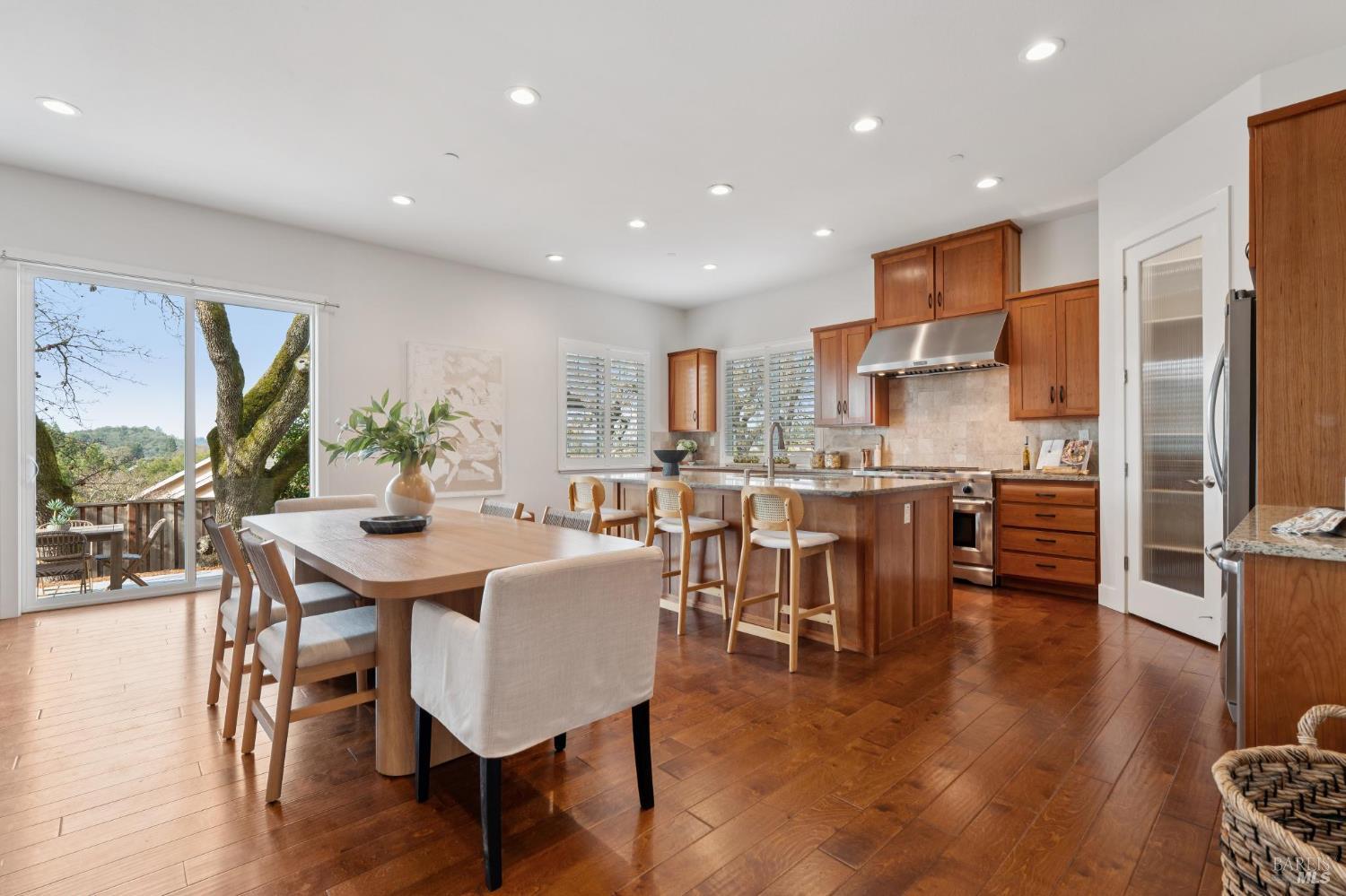 Detail Gallery Image 18 of 83 For 5677 Eastlake Dr, Santa Rosa,  CA 95409 - 5 Beds | 4 Baths