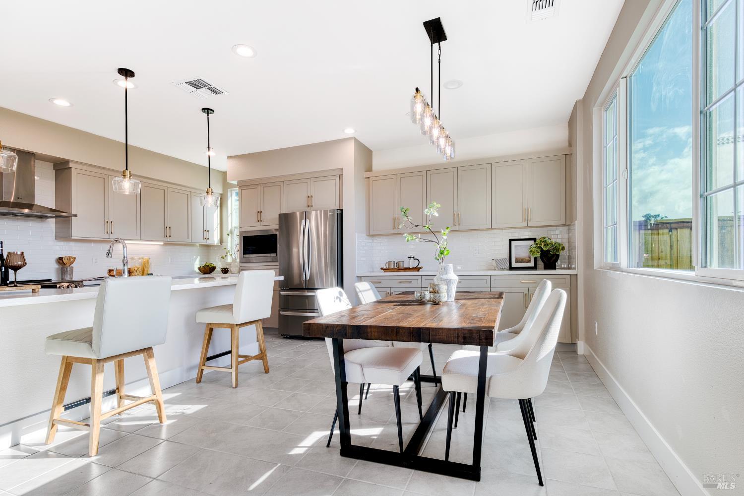 Detail Gallery Image 4 of 37 For 2733 Amora Ct, Santa Rosa,  CA 95407 - 4 Beds | 3/1 Baths