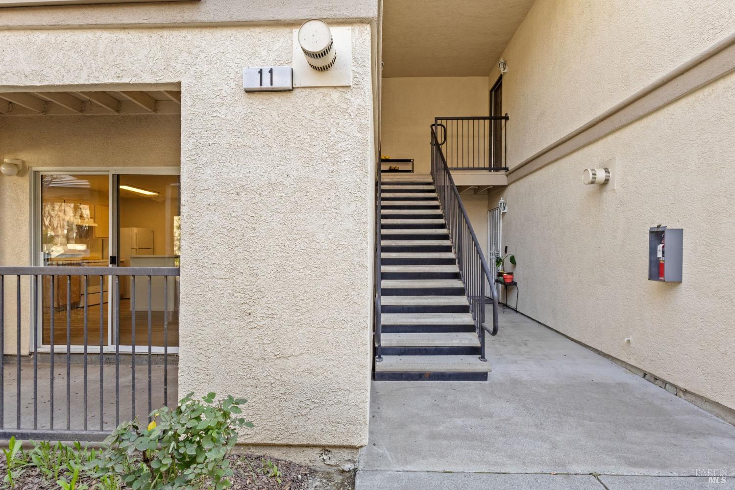 Detail Gallery Image 3 of 22 For 2001 Eastwood Dr #11,  Vacaville,  CA 95687 - 2 Beds | 1 Baths