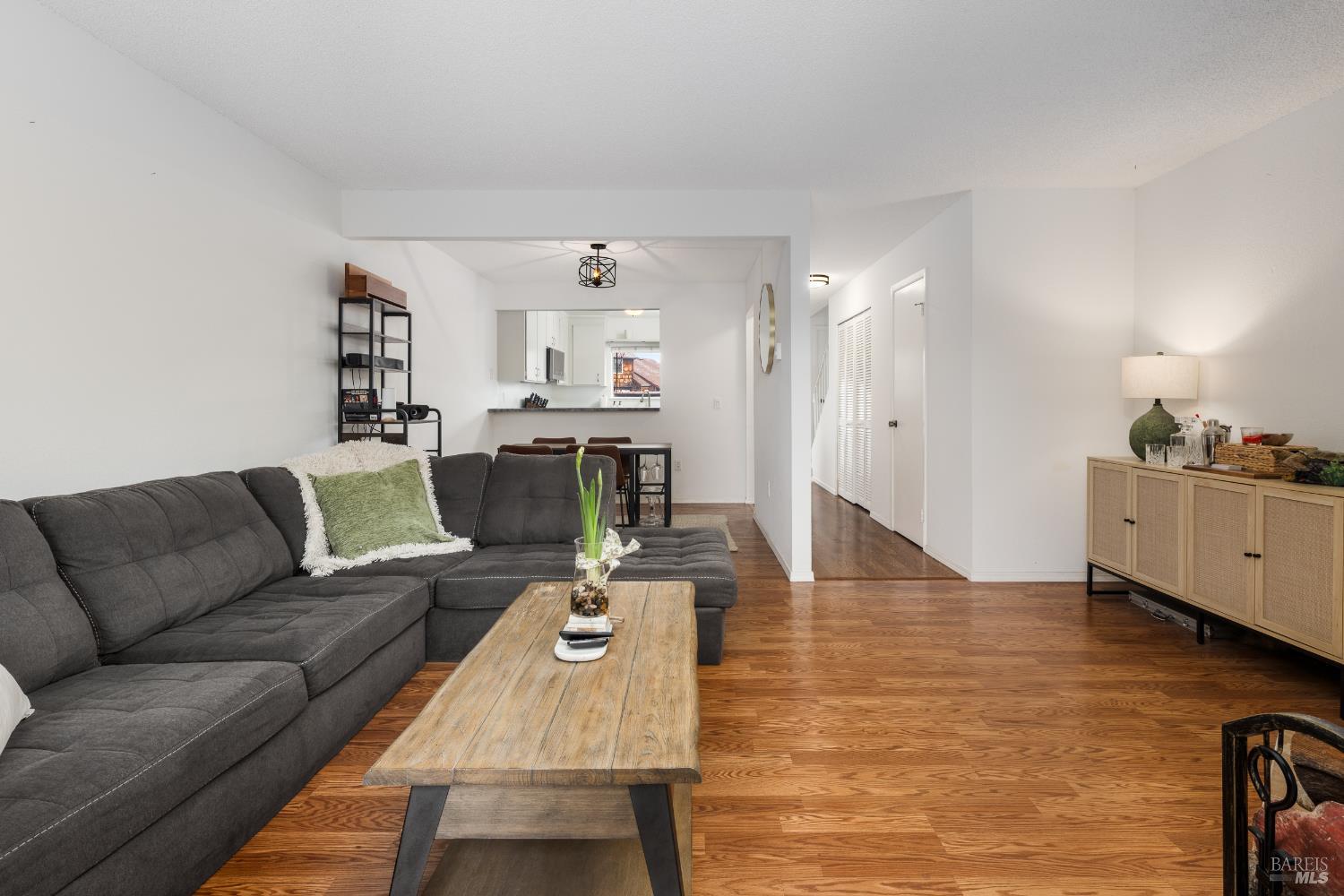 Detail Gallery Image 8 of 17 For 1430 Parkway Dr, Rohnert Park,  CA 94928 - 2 Beds | 1/1 Baths