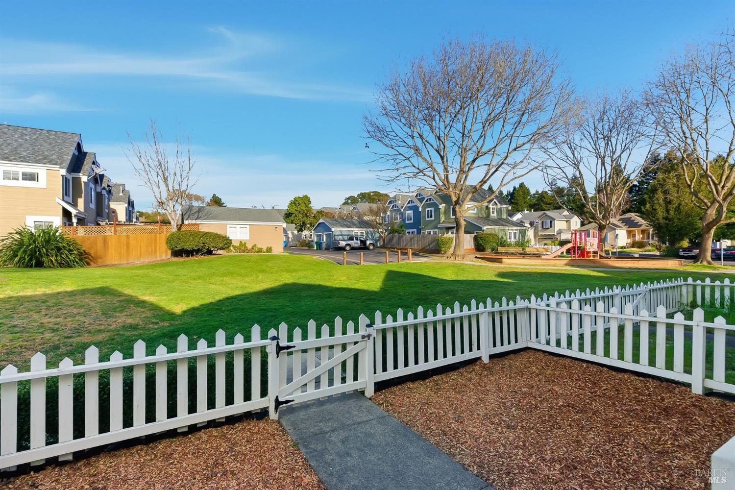 Detail Gallery Image 2 of 51 For 1816 Downing St, Petaluma,  CA 94954 - 3 Beds | 1/1 Baths