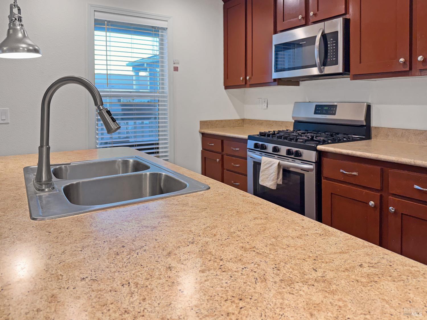 Detail Gallery Image 4 of 14 For 77 Romani Ct, Santa Rosa,  CA 95407 - 2 Beds | 2 Baths