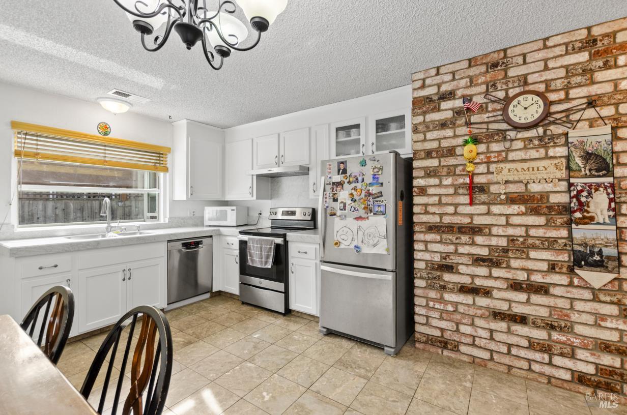 Detail Gallery Image 8 of 28 For 19295 Junipero Serra Dr, Sonoma,  CA 95476 - 3 Beds | 2 Baths