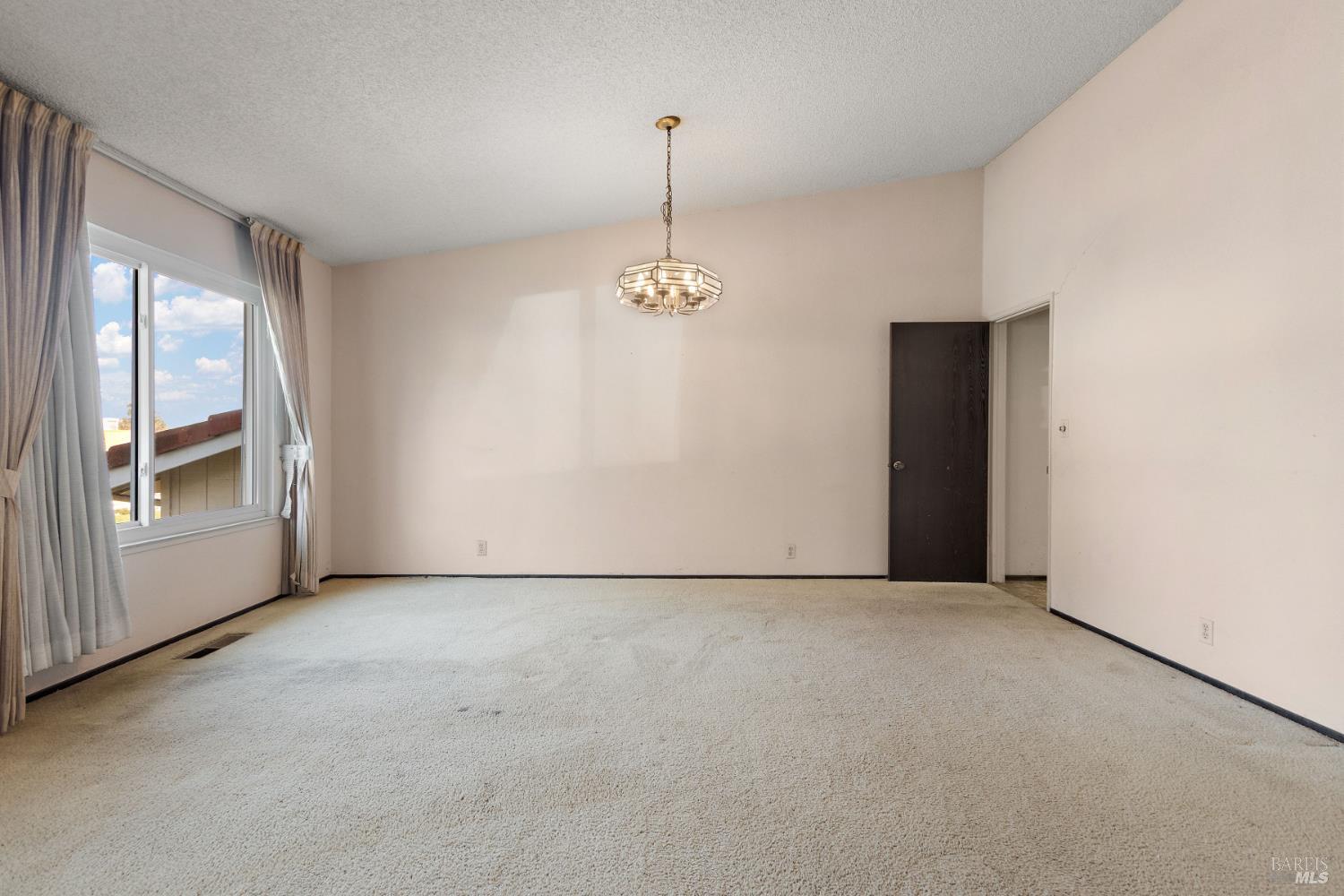 Detail Gallery Image 4 of 34 For 1084 Jamie Dr, Concord,  CA 94518 - 4 Beds | 2/1 Baths