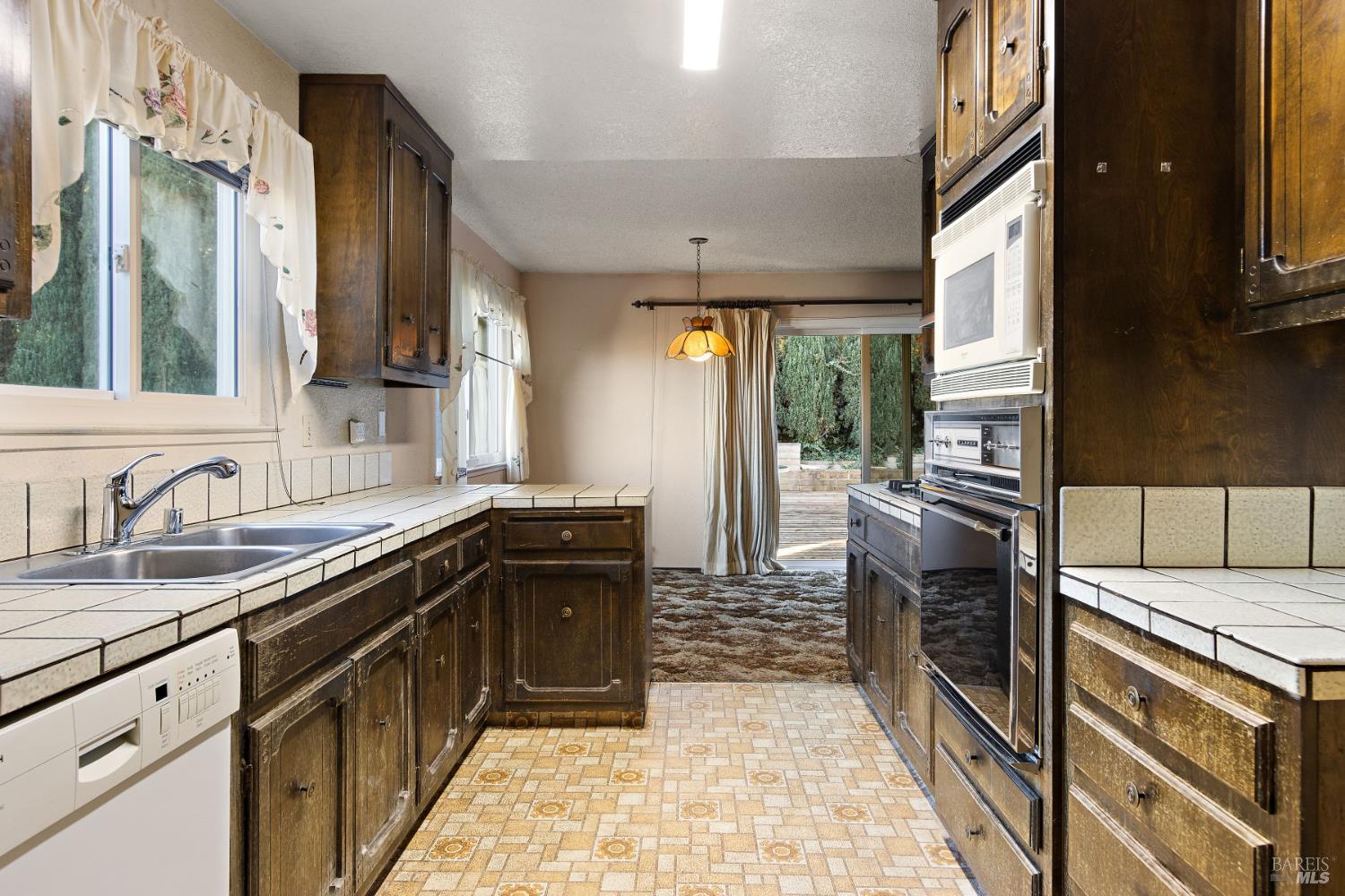 Detail Gallery Image 7 of 34 For 1084 Jamie Dr, Concord,  CA 94518 - 4 Beds | 2/1 Baths