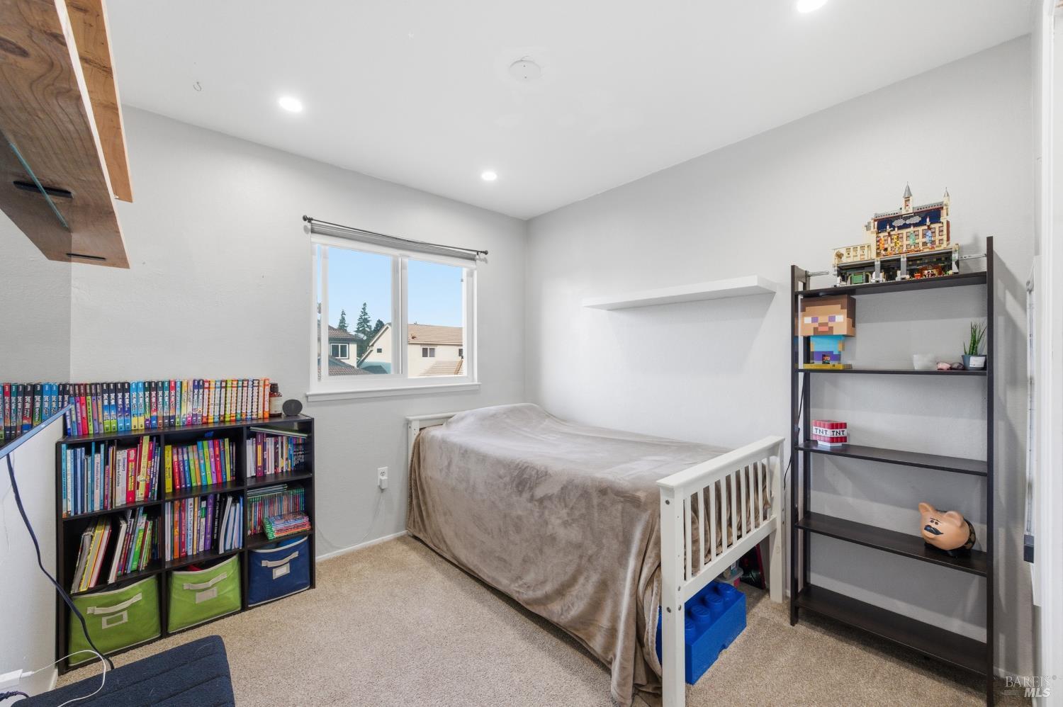 Detail Gallery Image 24 of 29 For 98 Francis Cir, Rohnert Park,  CA 94928 - 3 Beds | 2/1 Baths