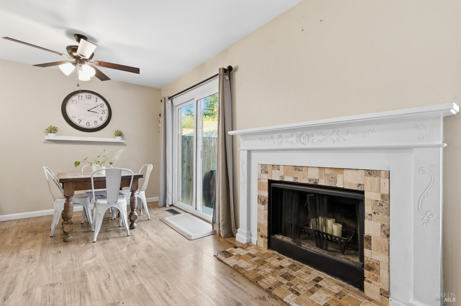 Detail Gallery Image 5 of 29 For 98 Francis Cir, Rohnert Park,  CA 94928 - 3 Beds | 2/1 Baths