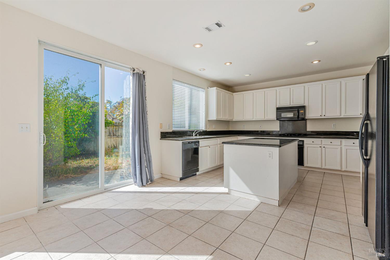 Detail Gallery Image 10 of 49 For 6206 Pebble Beach Dr, Vallejo,  CA 94591 - 5 Beds | 4 Baths