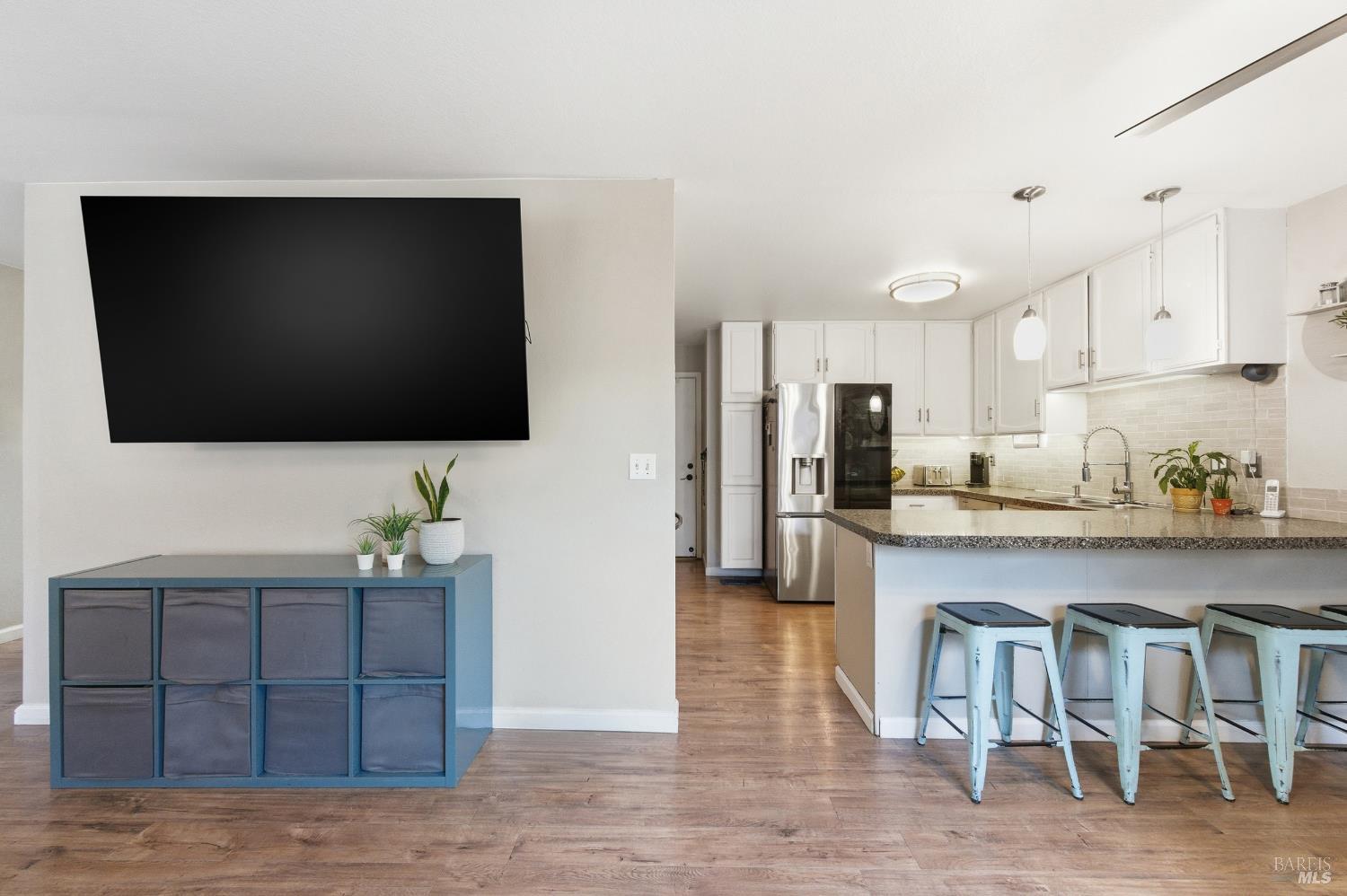 Detail Gallery Image 9 of 29 For 98 Francis Cir, Rohnert Park,  CA 94928 - 3 Beds | 2/1 Baths