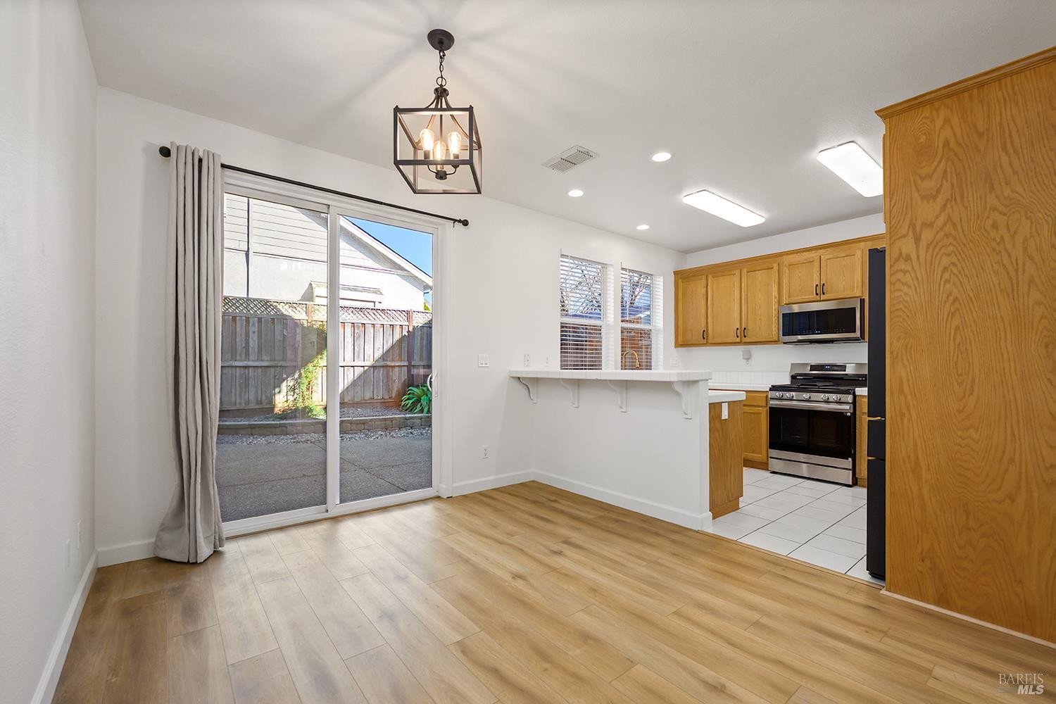 Detail Gallery Image 10 of 39 For 2023 Northfield Dr, Santa Rosa,  CA 95403 - 4 Beds | 3/1 Baths