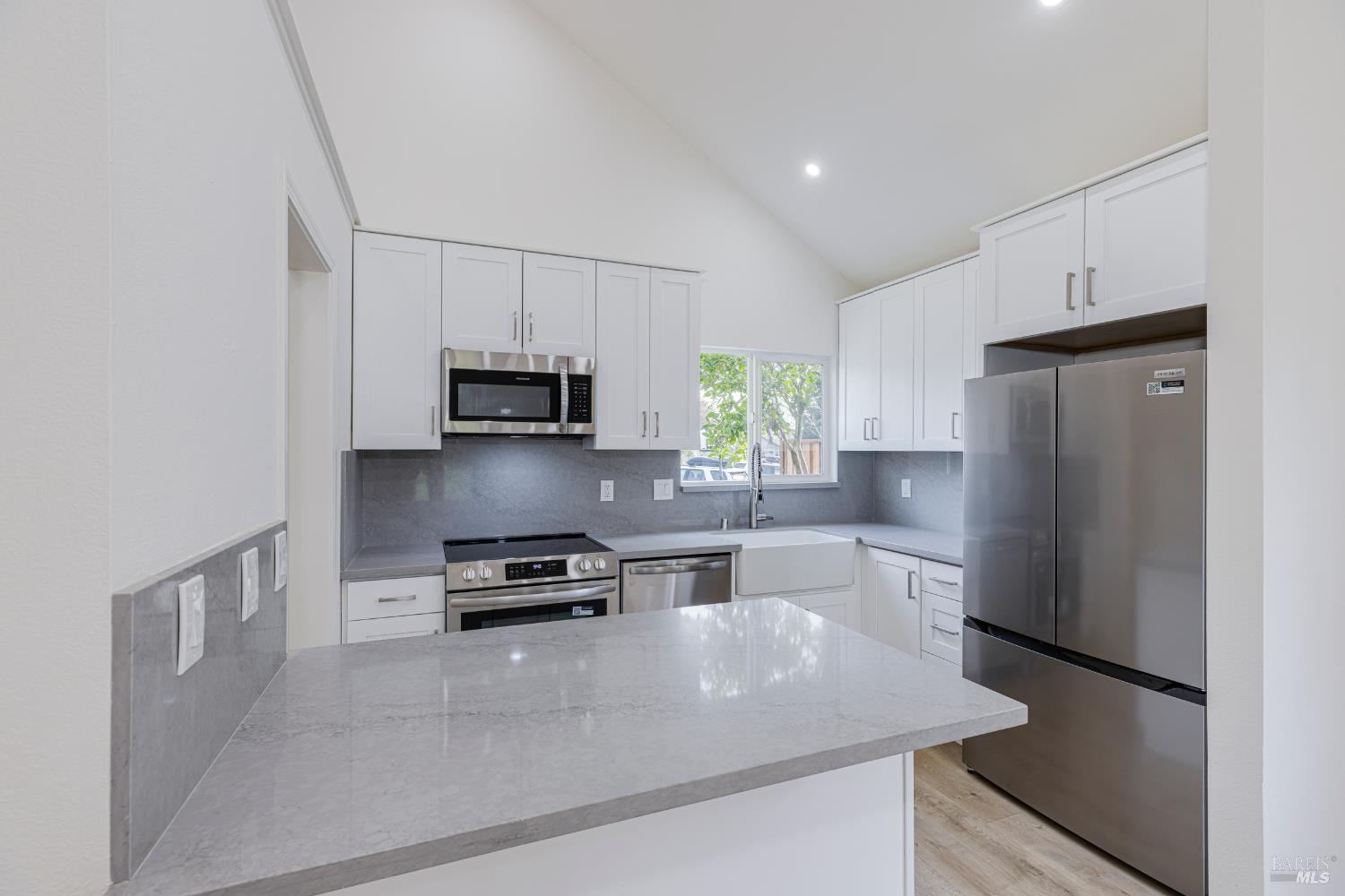 Detail Gallery Image 8 of 31 For 125 Saratoga Ct, Petaluma,  CA 94954 - 4 Beds | 2 Baths