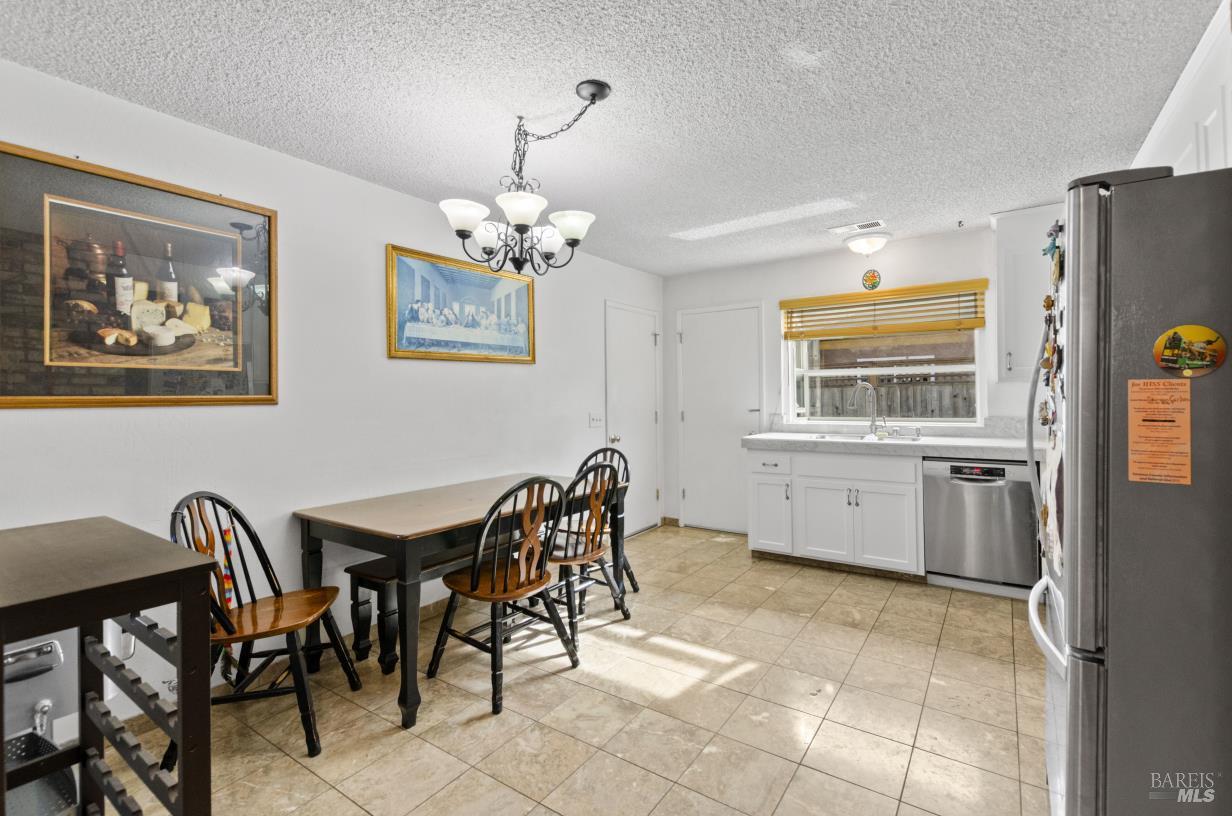 Detail Gallery Image 7 of 28 For 19295 Junipero Serra Dr, Sonoma,  CA 95476 - 3 Beds | 2 Baths