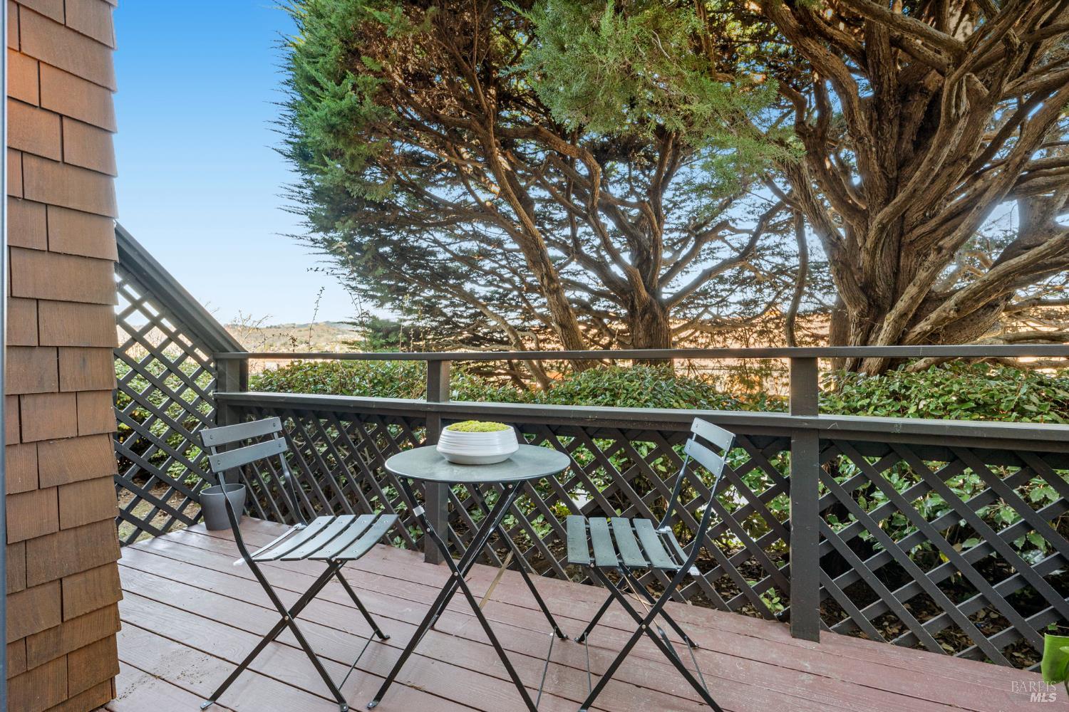 Detail Gallery Image 9 of 33 For 252 Bay Vista Cir, Sausalito,  CA 94965 - 3 Beds | 2/1 Baths