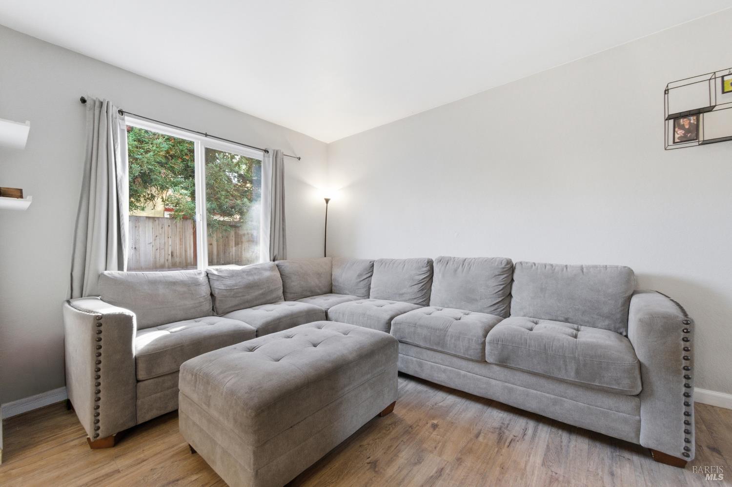 Detail Gallery Image 8 of 29 For 98 Francis Cir, Rohnert Park,  CA 94928 - 3 Beds | 2/1 Baths