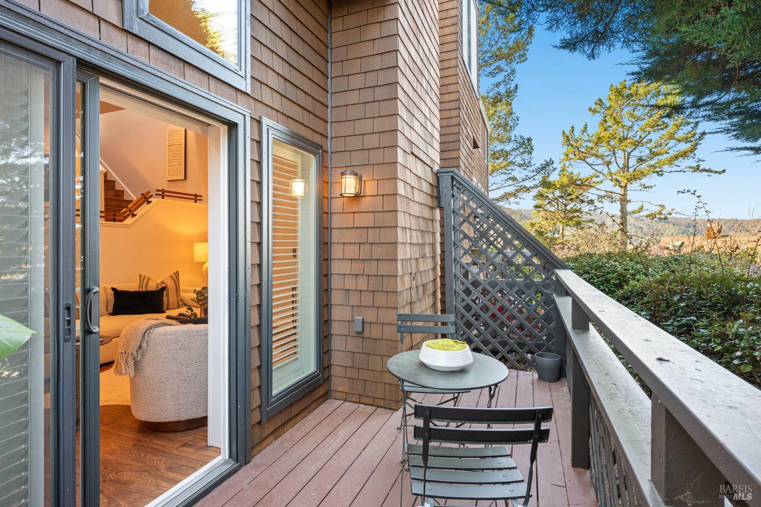 Detail Gallery Image 10 of 33 For 252 Bay Vista Cir, Sausalito,  CA 94965 - 3 Beds | 2/1 Baths