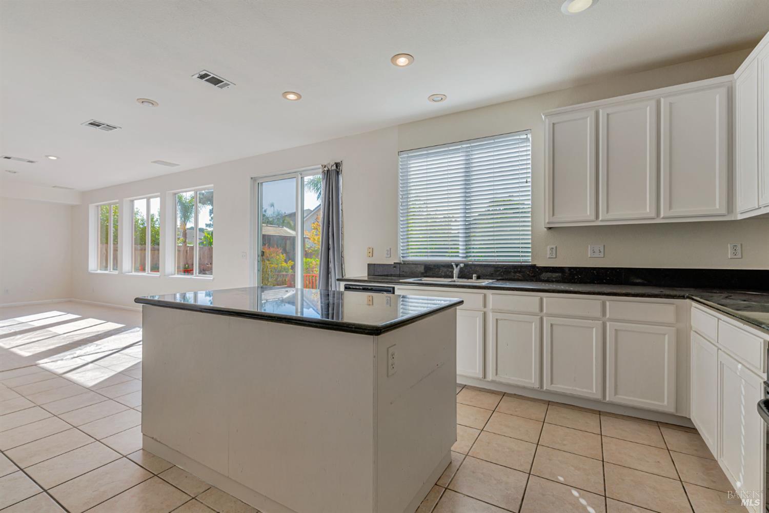 Detail Gallery Image 7 of 49 For 6206 Pebble Beach Dr, Vallejo,  CA 94591 - 5 Beds | 4 Baths