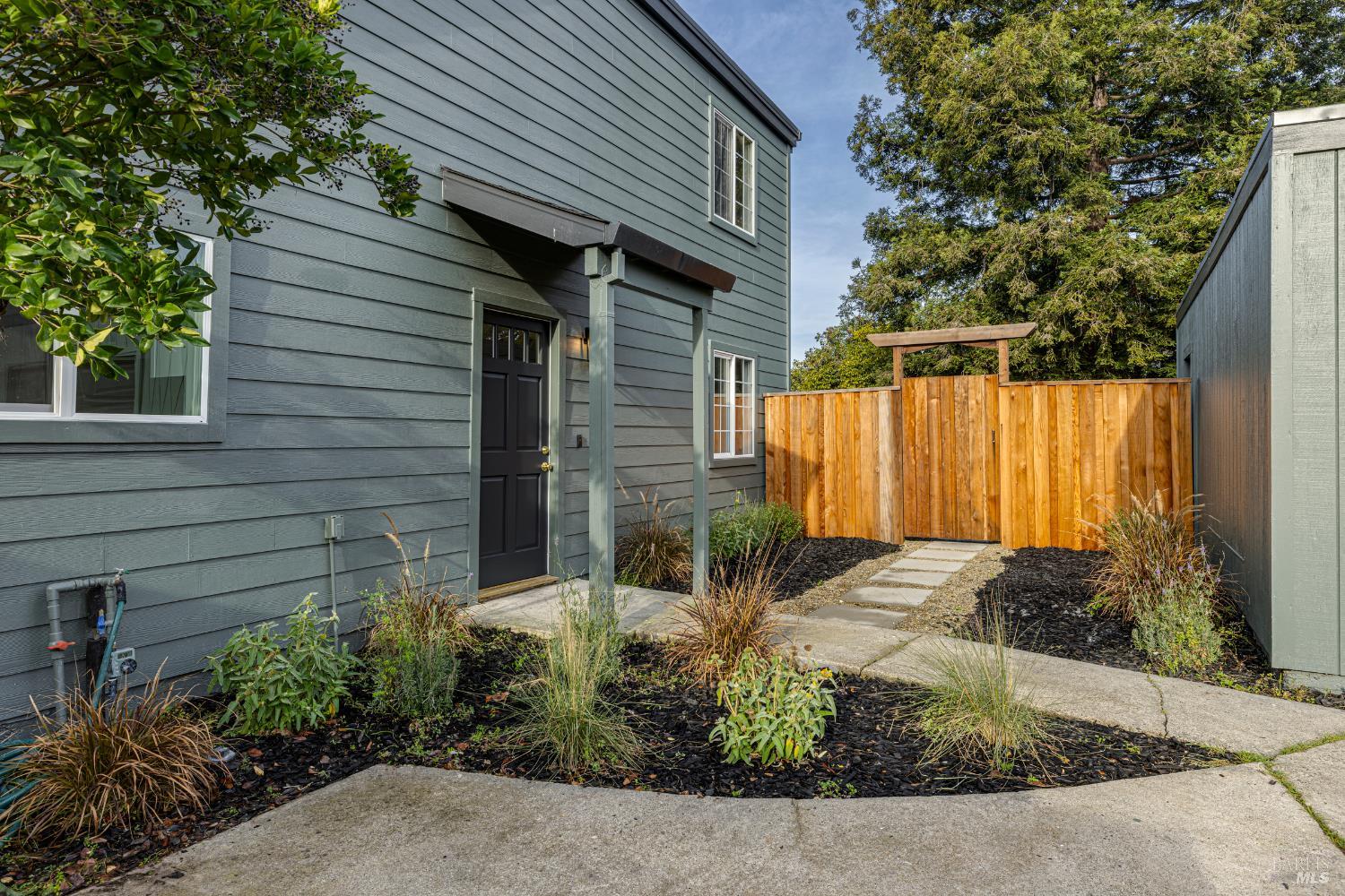Detail Gallery Image 4 of 31 For 125 Saratoga Ct, Petaluma,  CA 94954 - 4 Beds | 2 Baths